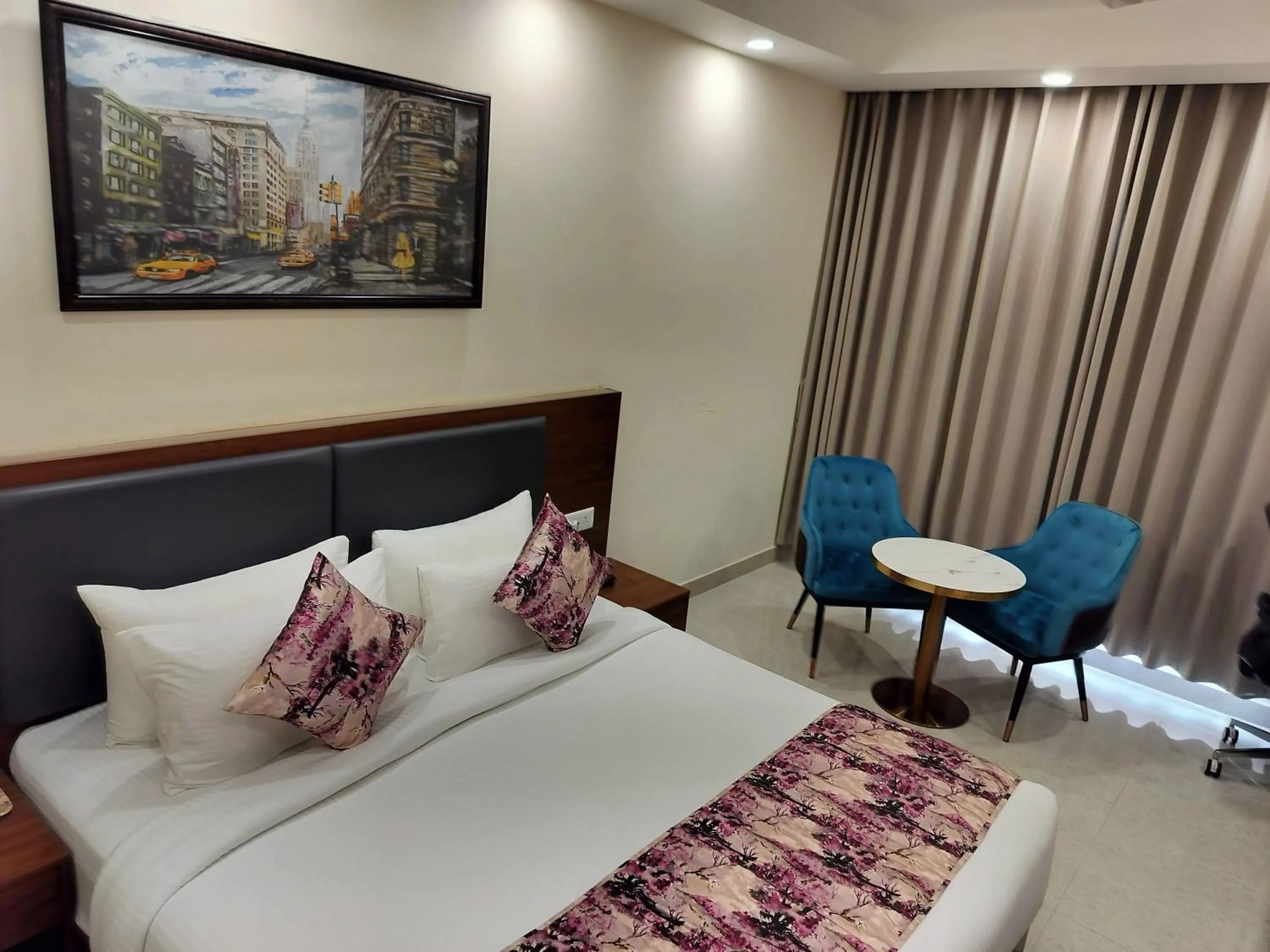 Bed in Hotel Luxe Opera NH8 - 7km from IGI Airport Delhi