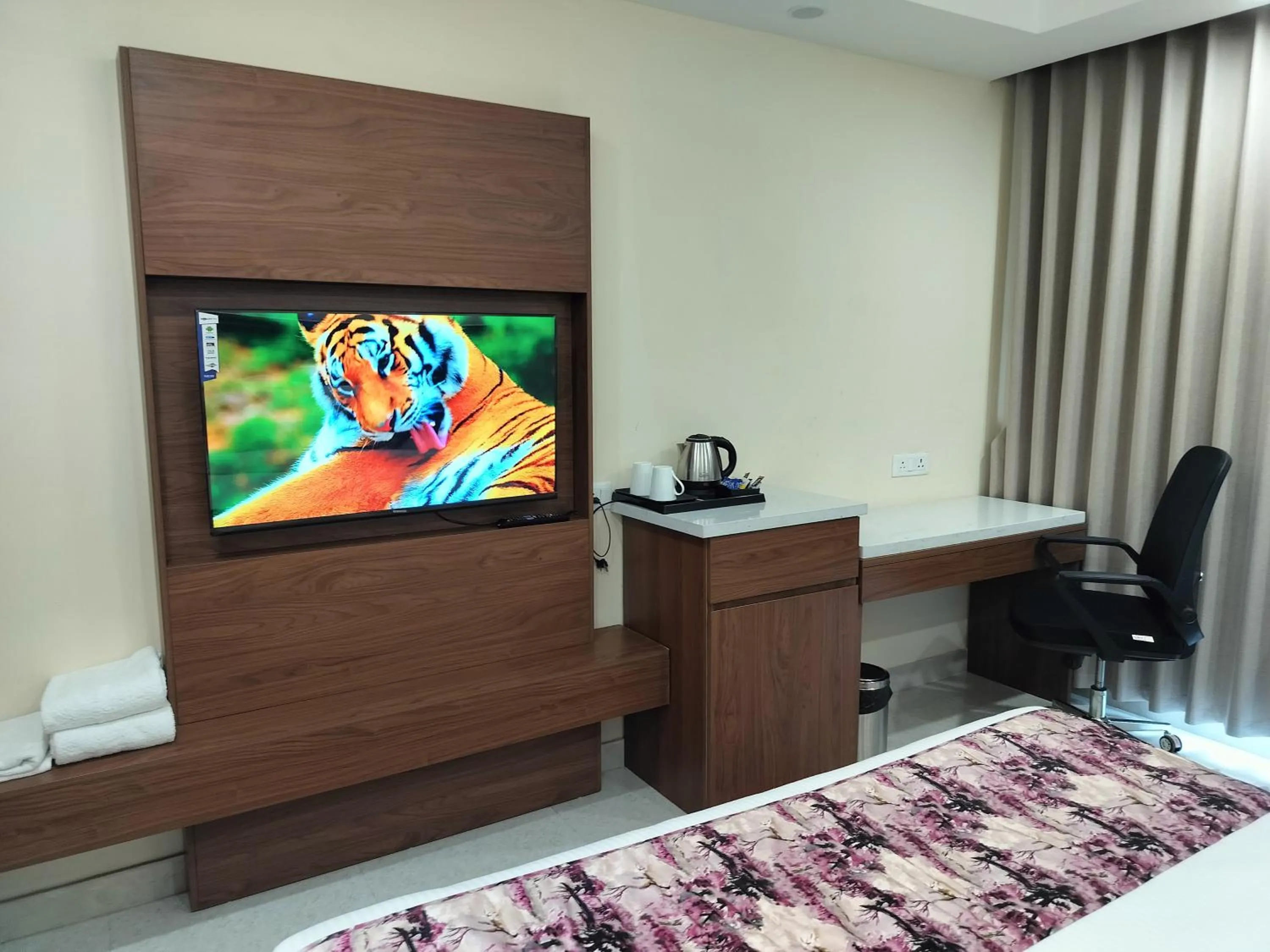 Bedroom in Hotel Luxe Opera NH8 - 7km from IGI Airport Delhi