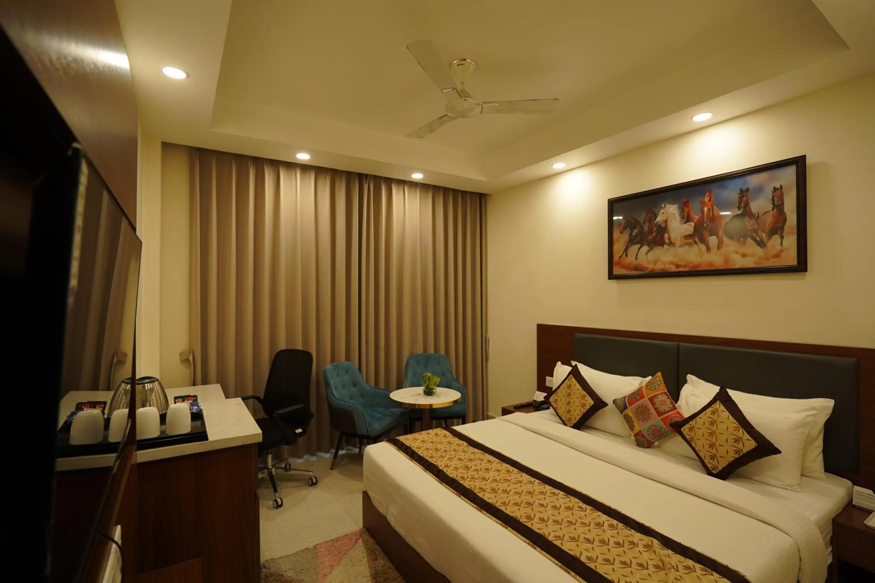 Bedroom, Bed in Hotel Luxe Opera NH8 - 7km from IGI Airport Delhi