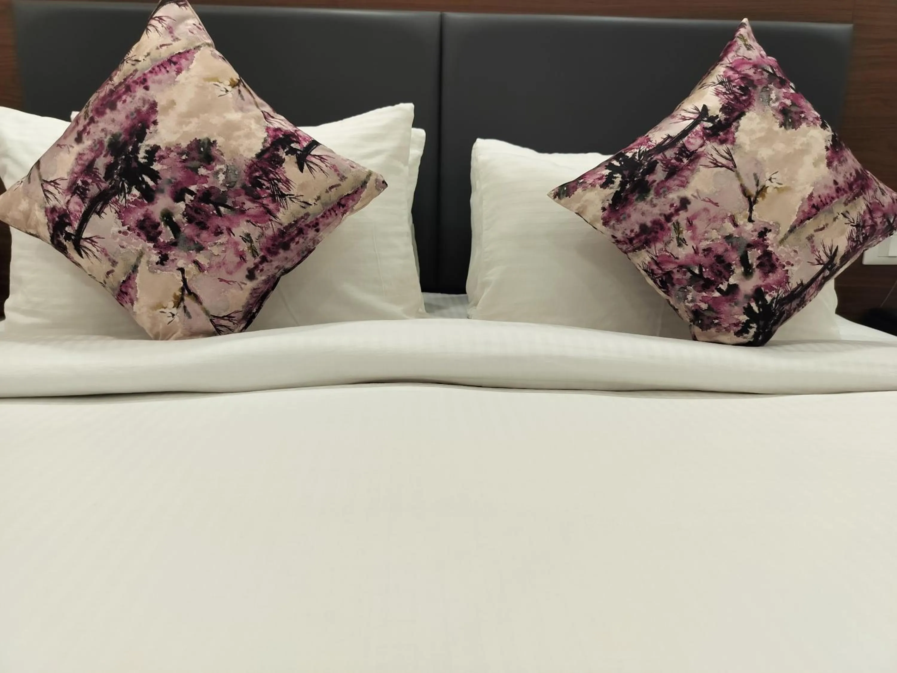 Bed in Hotel Luxe Opera NH8 - 7km from IGI Airport Delhi