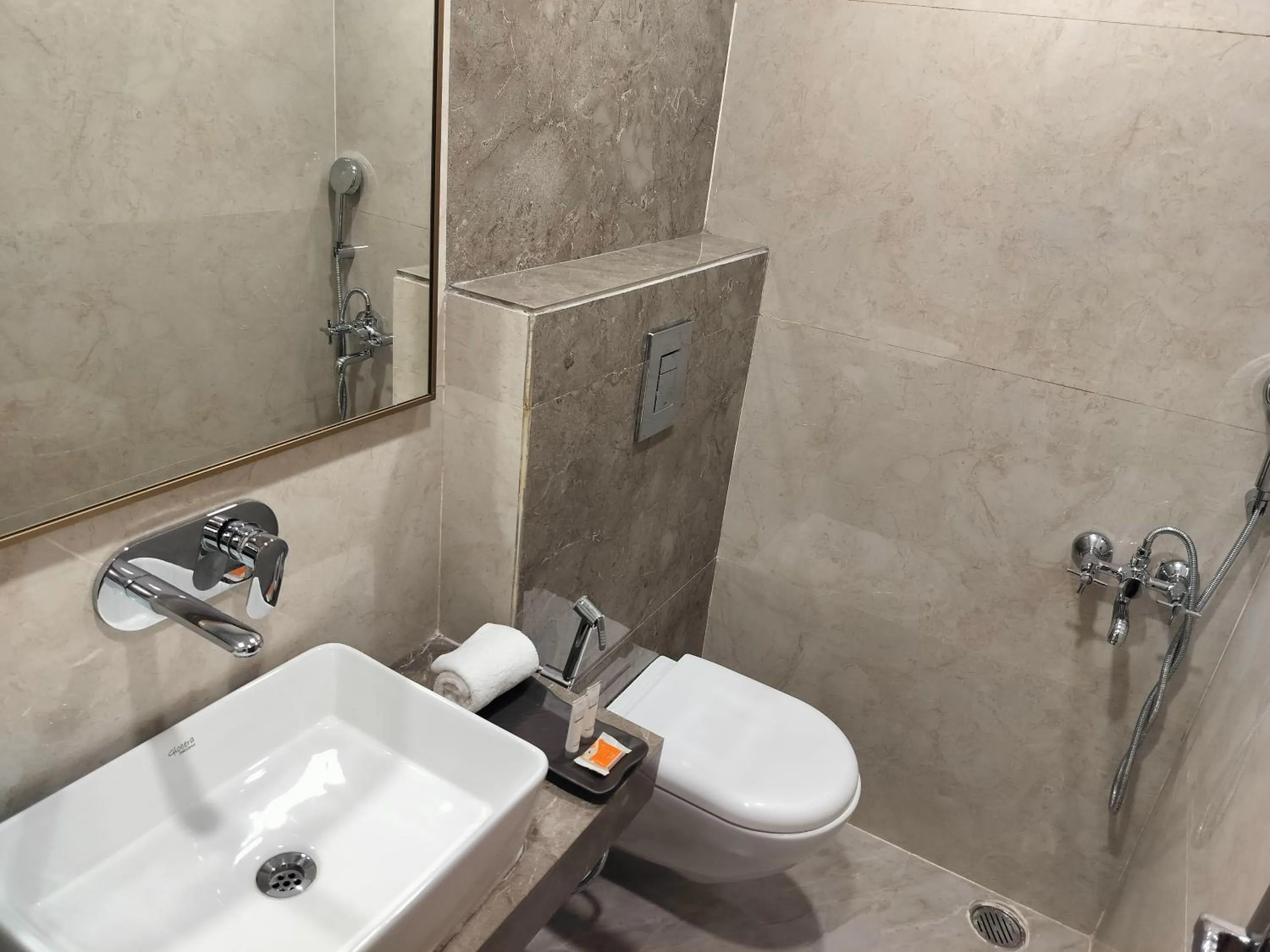 Bathroom in Hotel Luxe Opera NH8 - 7km from IGI Airport Delhi