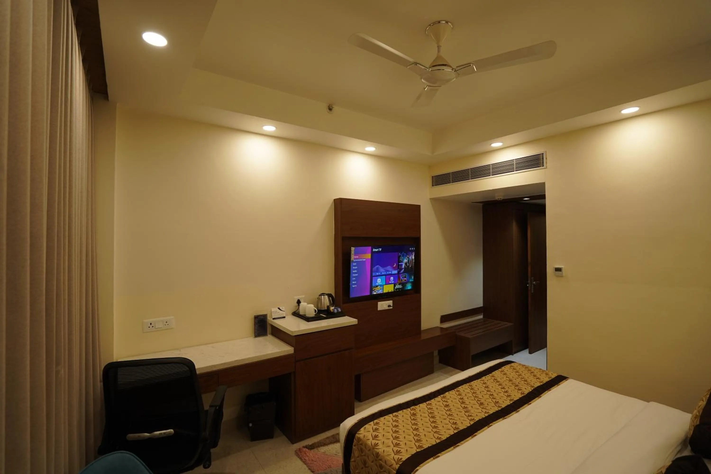 Bedroom, Bed in Hotel Luxe Opera NH8 - 7km from IGI Airport Delhi