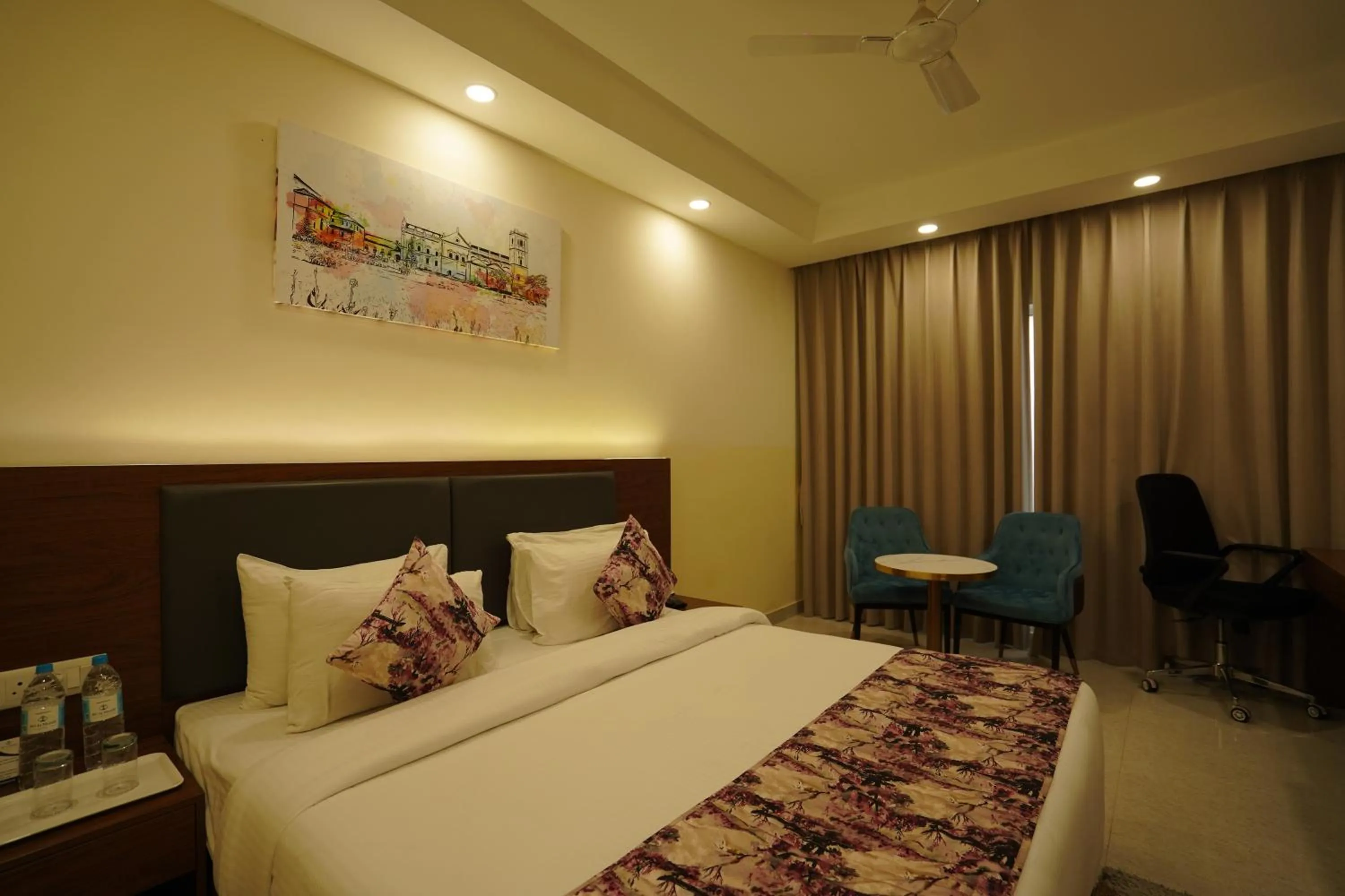 Bedroom, Bed in Hotel Luxe Opera NH8 - 7km from IGI Airport Delhi
