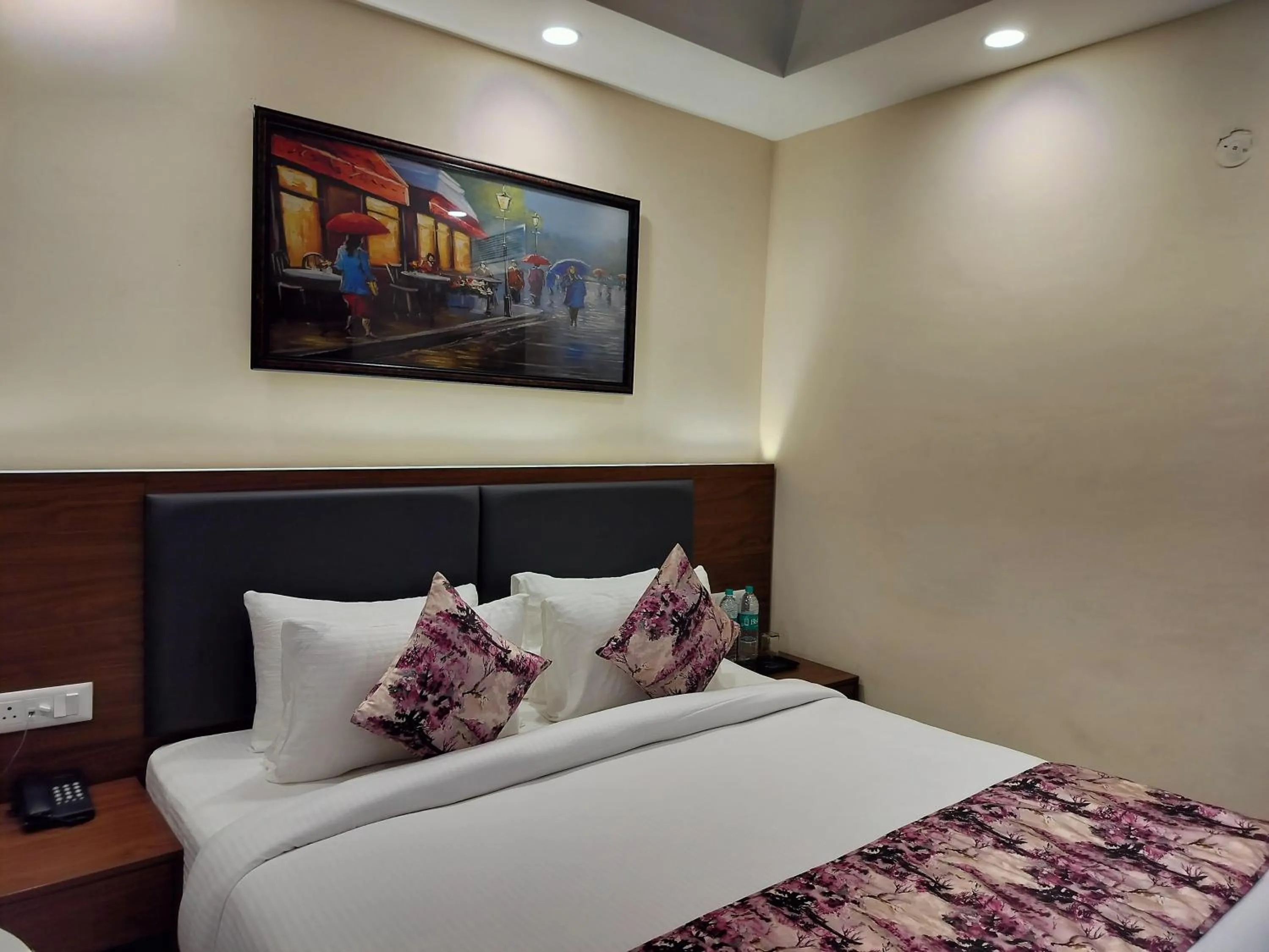 Bed in Hotel Luxe Opera NH8 - 7km from IGI Airport Delhi