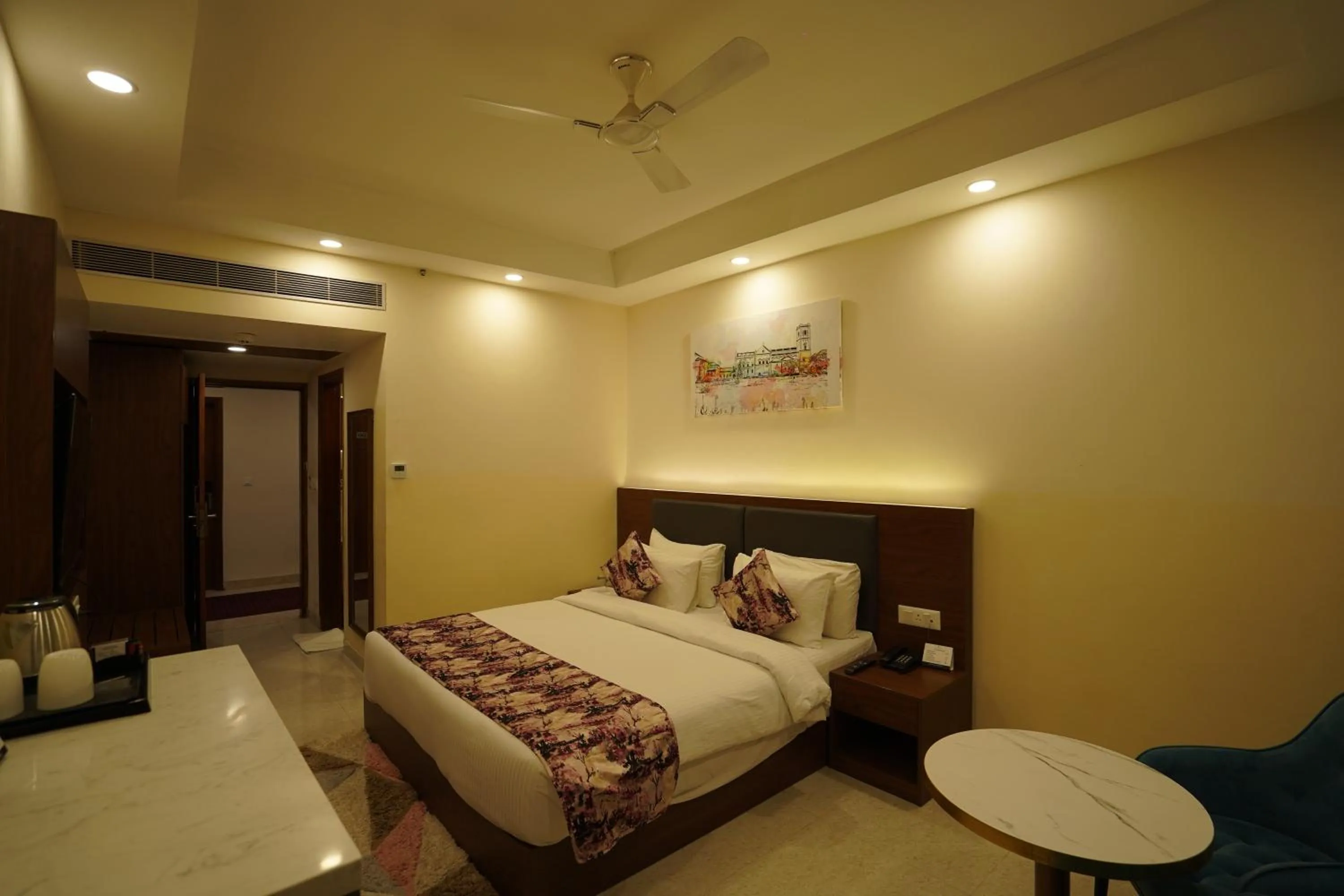 Bedroom, Bed in Hotel Luxe Opera NH8 - 7km from IGI Airport Delhi