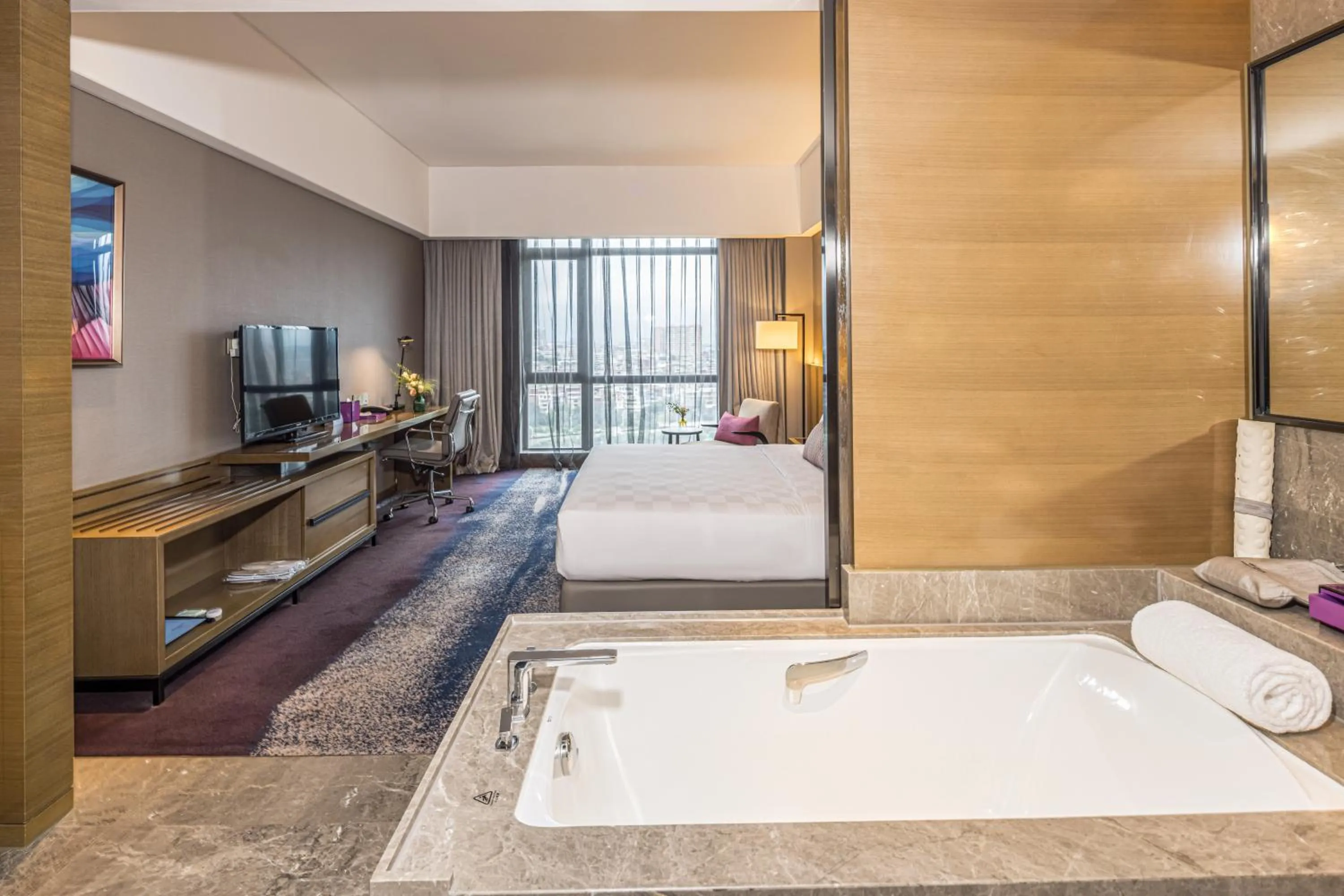 Bathroom, Bed in Wyndham JinJiang Hotel
