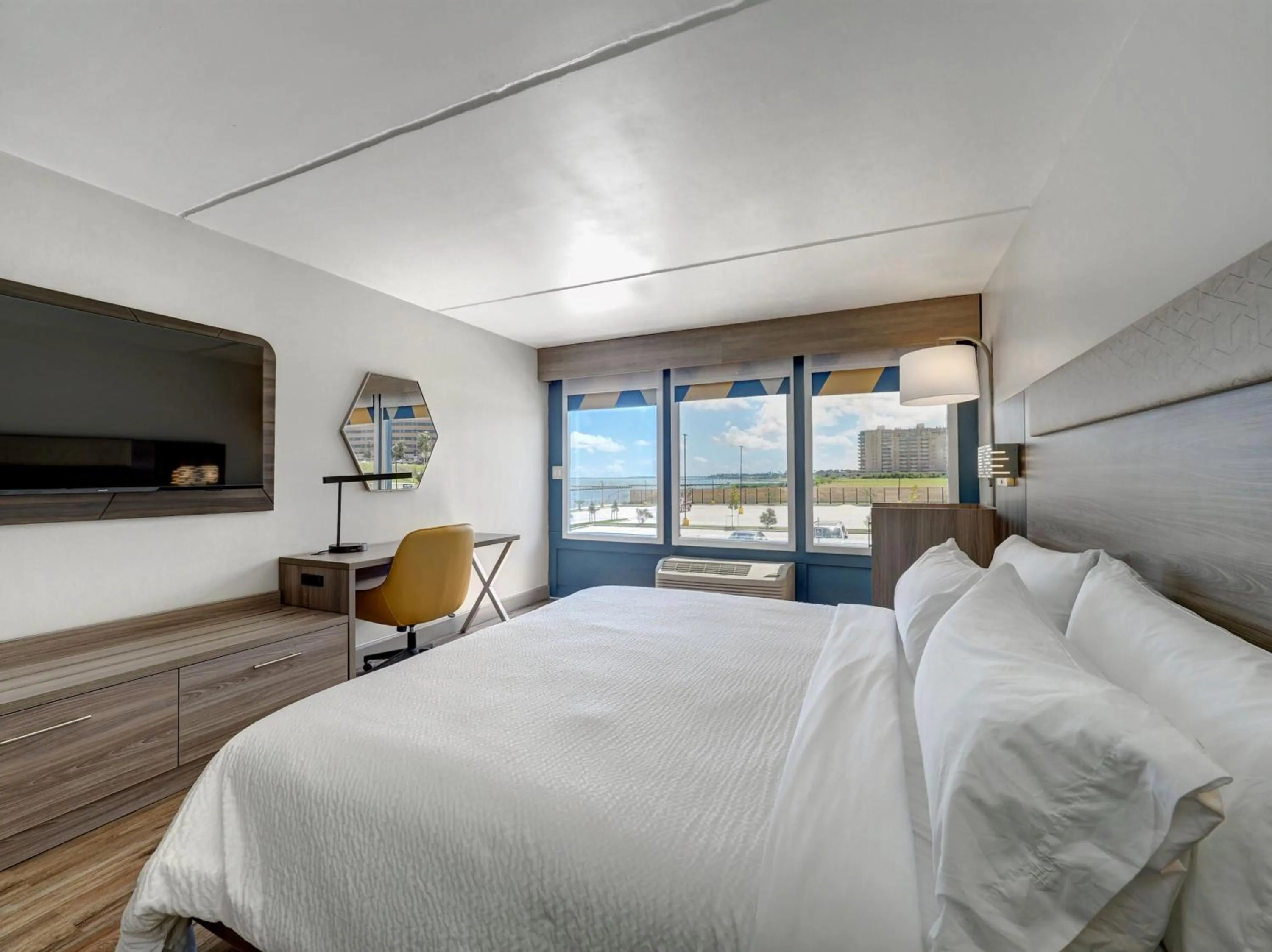 Photo of the whole room, Bed in Holiday Inn Express Corpus Christi - Beachfront by IHG