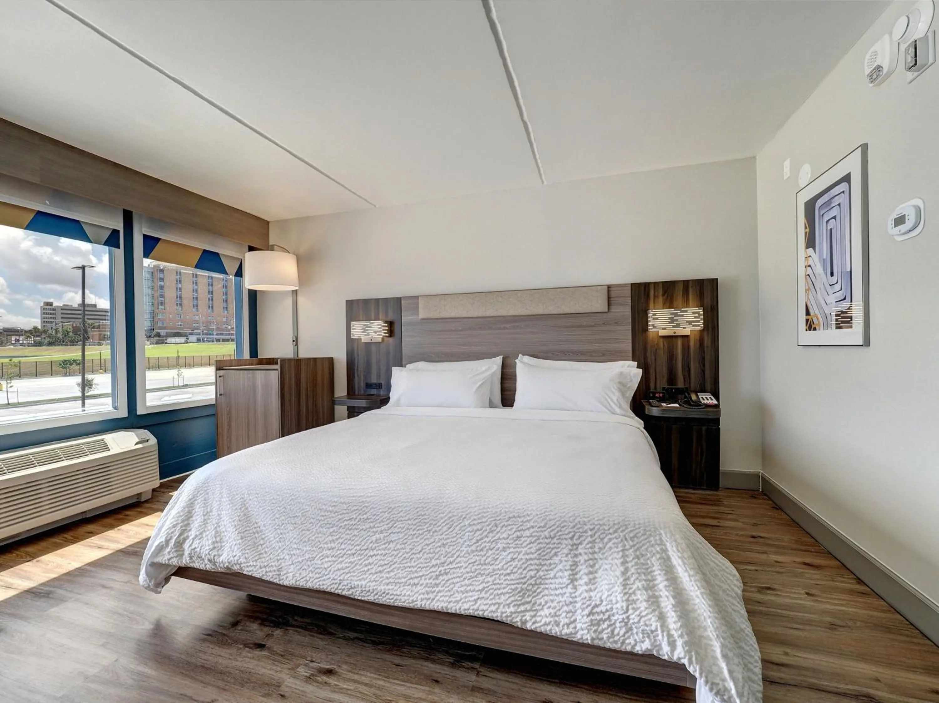 Photo of the whole room, Bed in Holiday Inn Express Corpus Christi - Beachfront by IHG