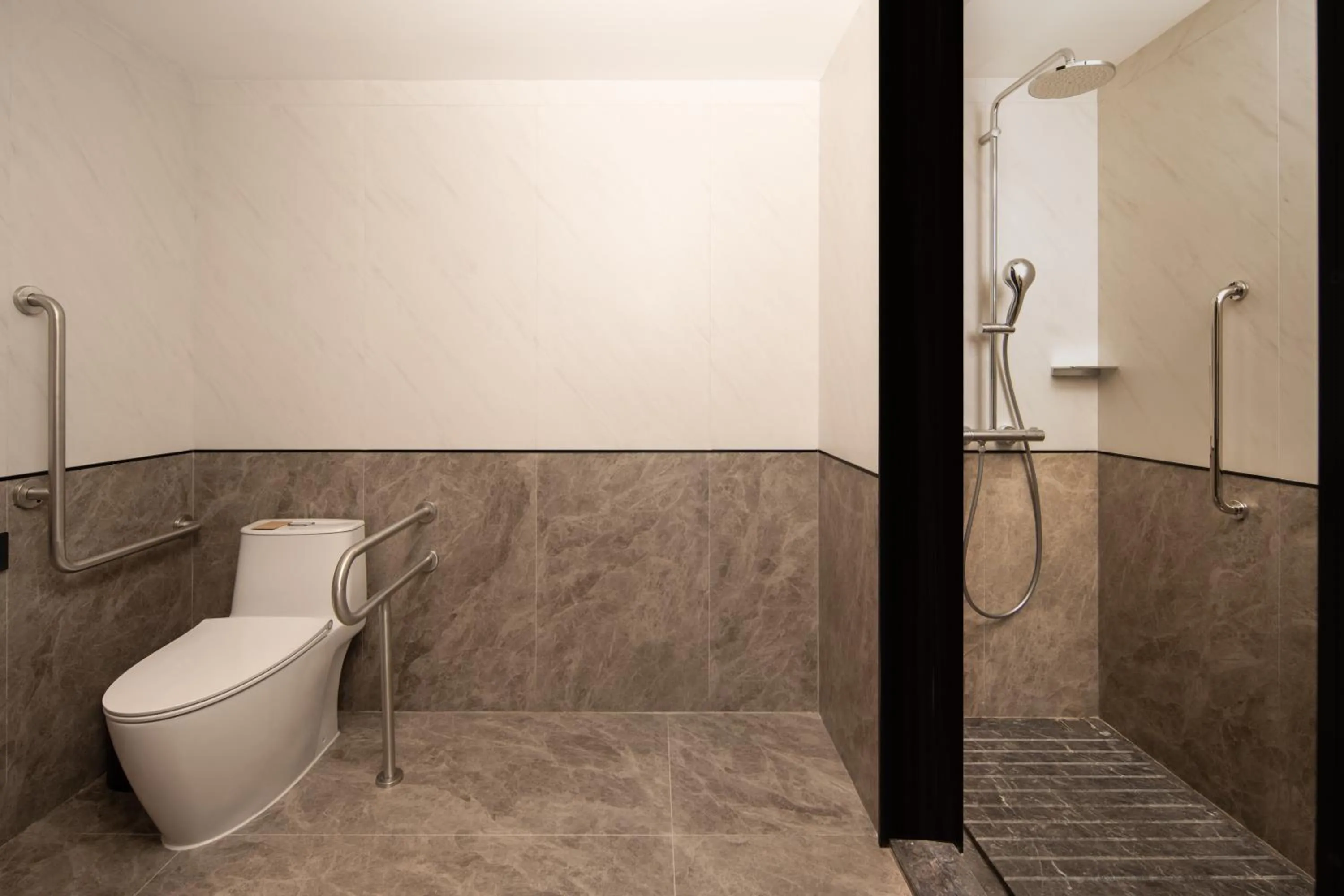 Toilet in Hilton Garden Inn Beijing West Railway Station