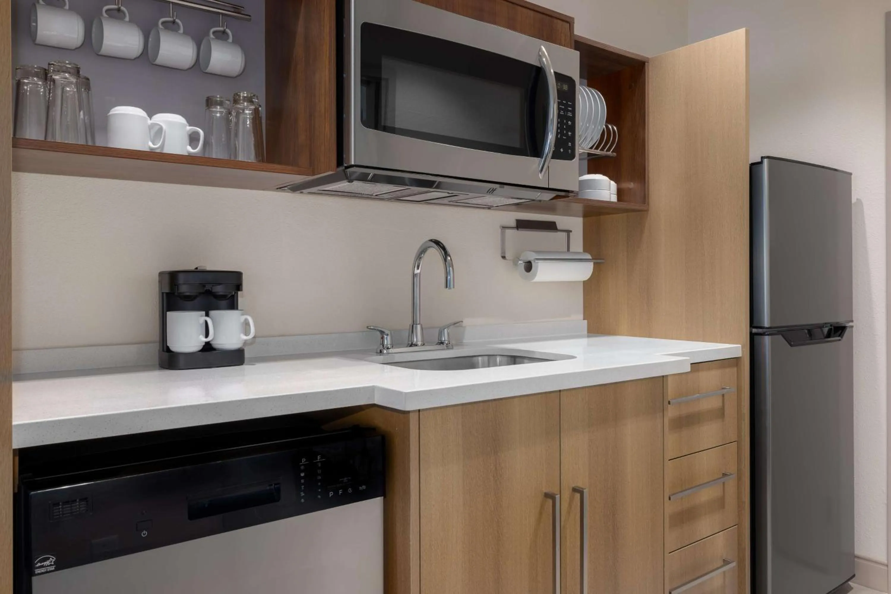 Kitchen or kitchenette in Home2 Suites By Hilton Virginia Beach Princess Anne