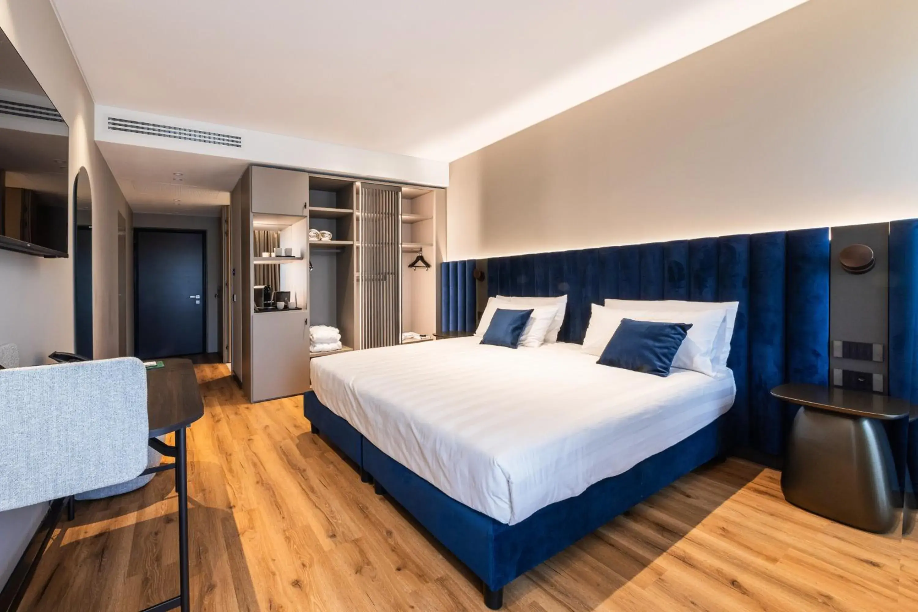 Deluxe Premium Double or Twin Room with Pool View in Como Hills Deluxe Premium Double or Twin Room with Pool View in Como Hills