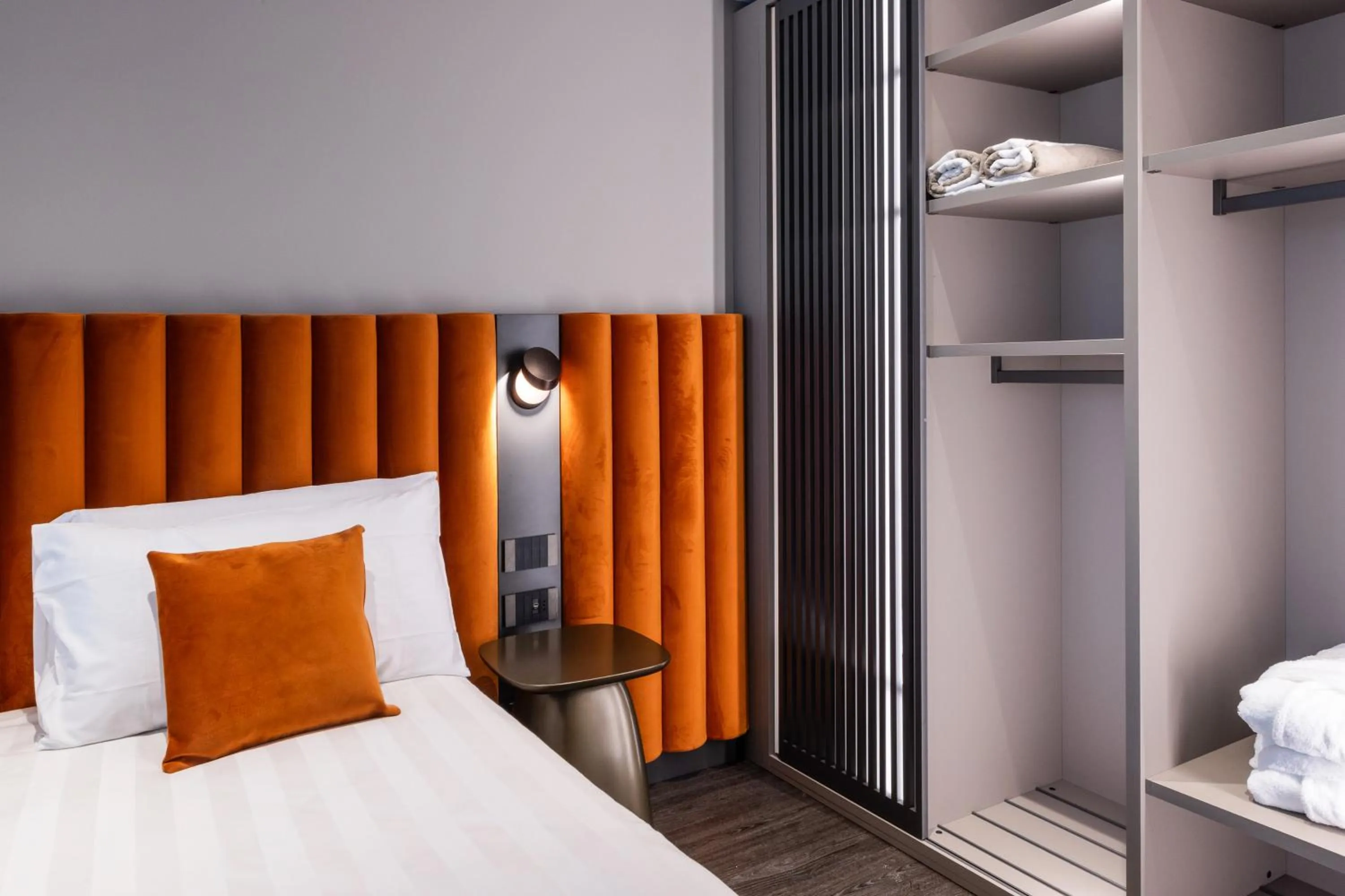 Bedroom, Bed in Como Hills