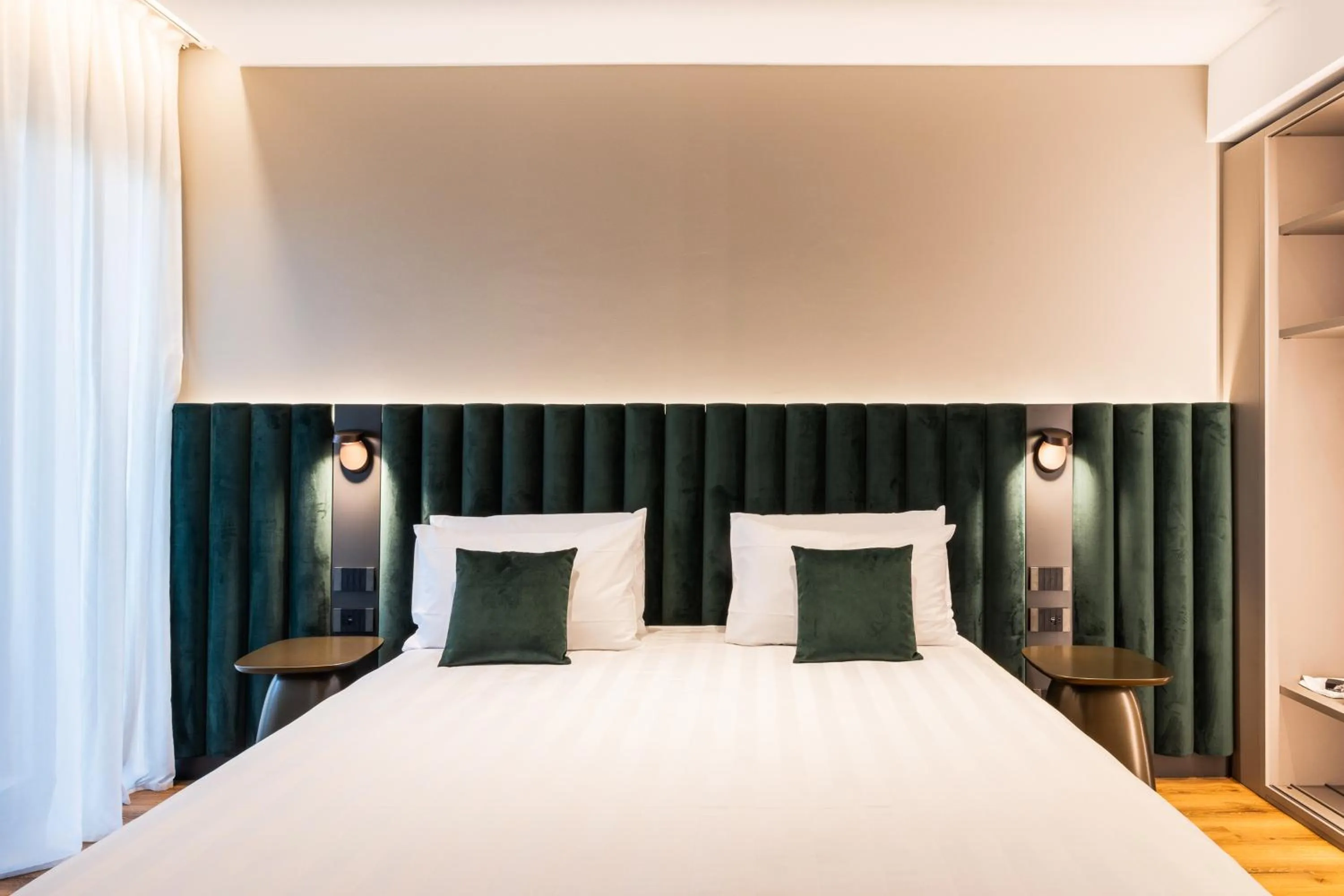 Bedroom, Bed in Como Hills