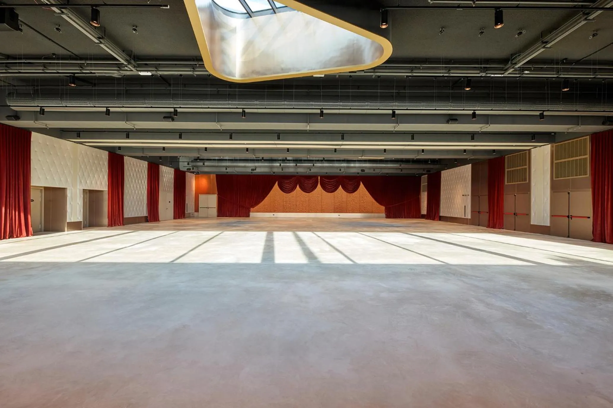 Meeting/conference room in SLS Barcelona