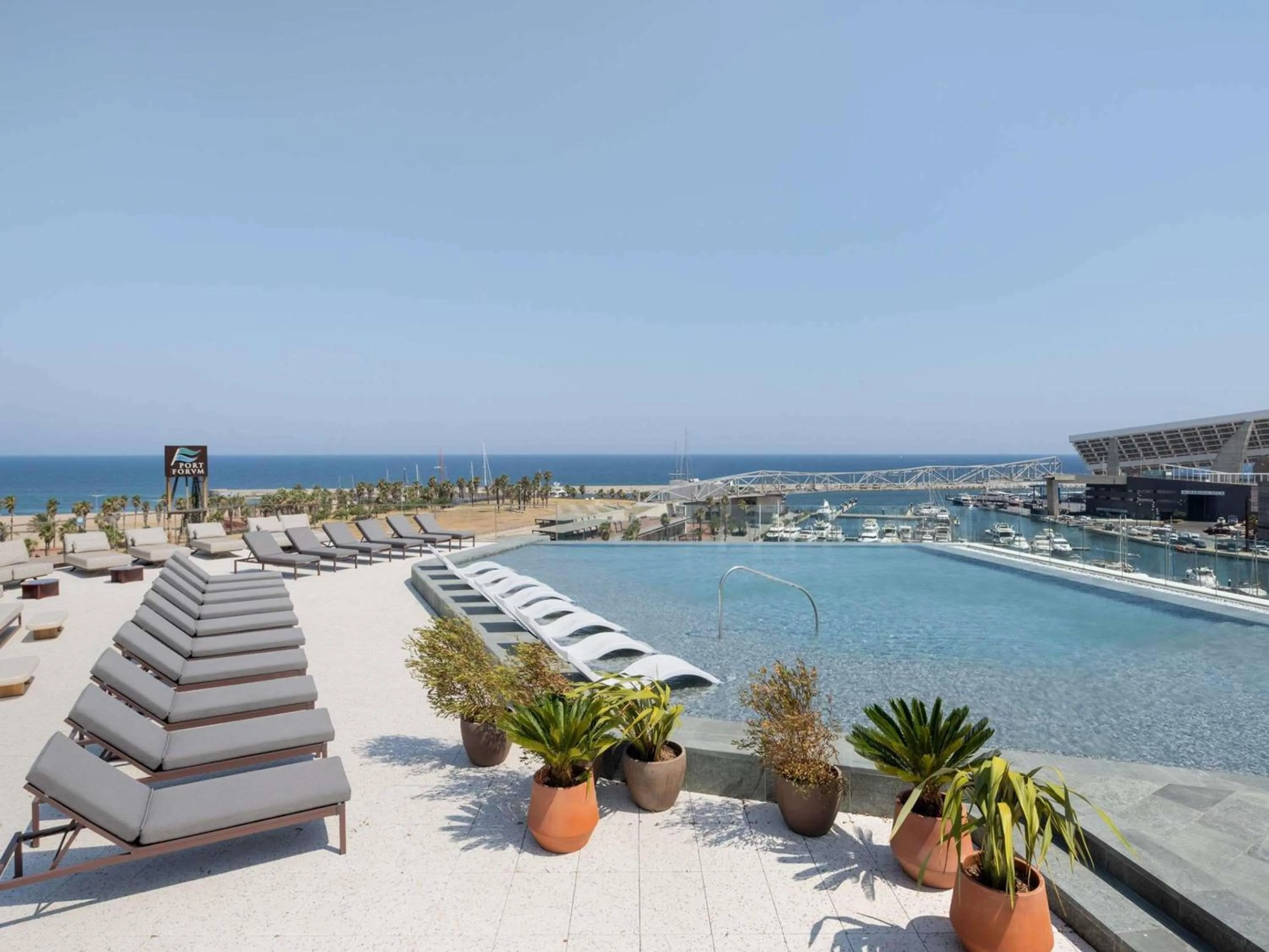 Lounge or bar in SLS Barcelona