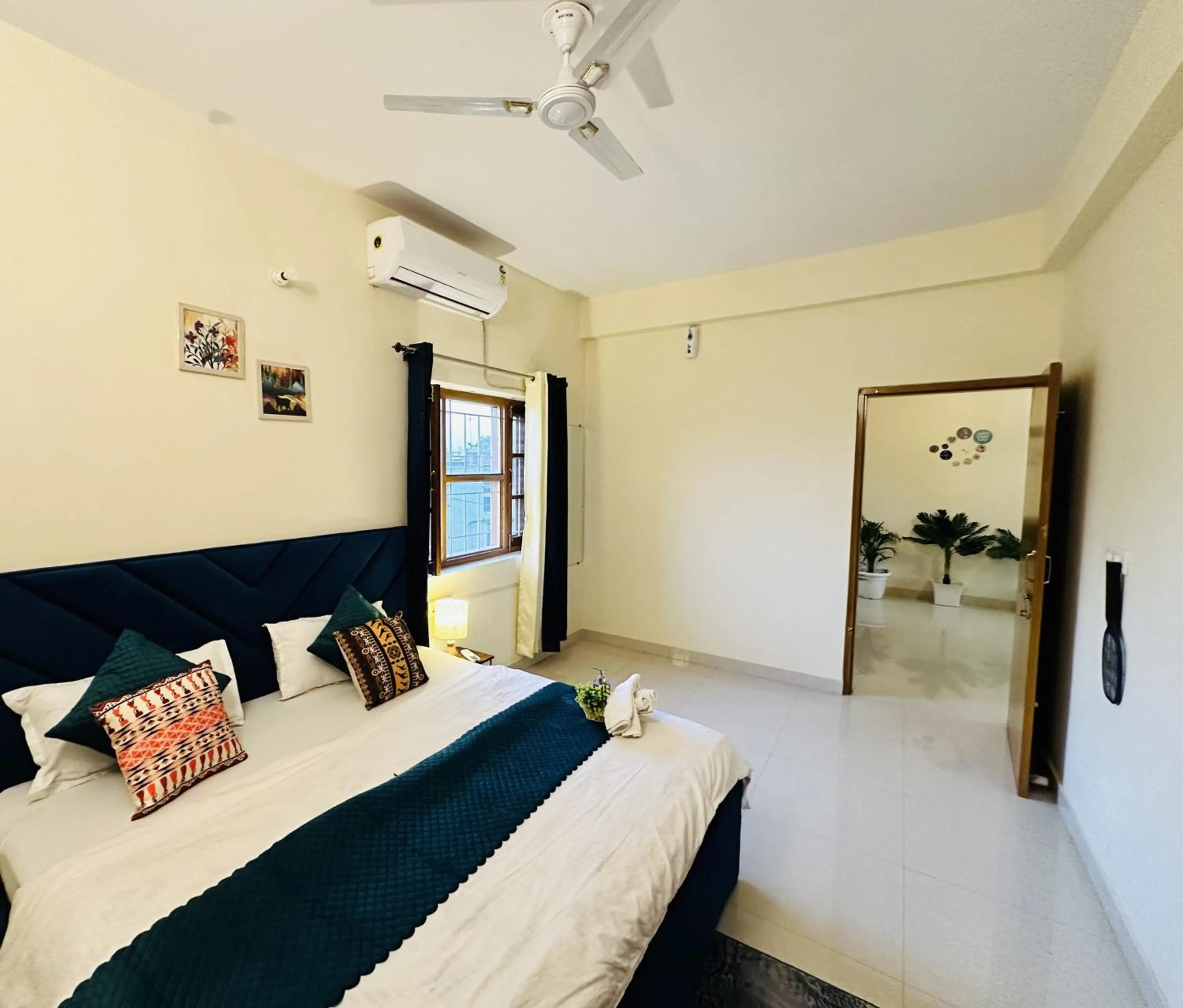 Bed in ZoomStay - 3BHK Apartments