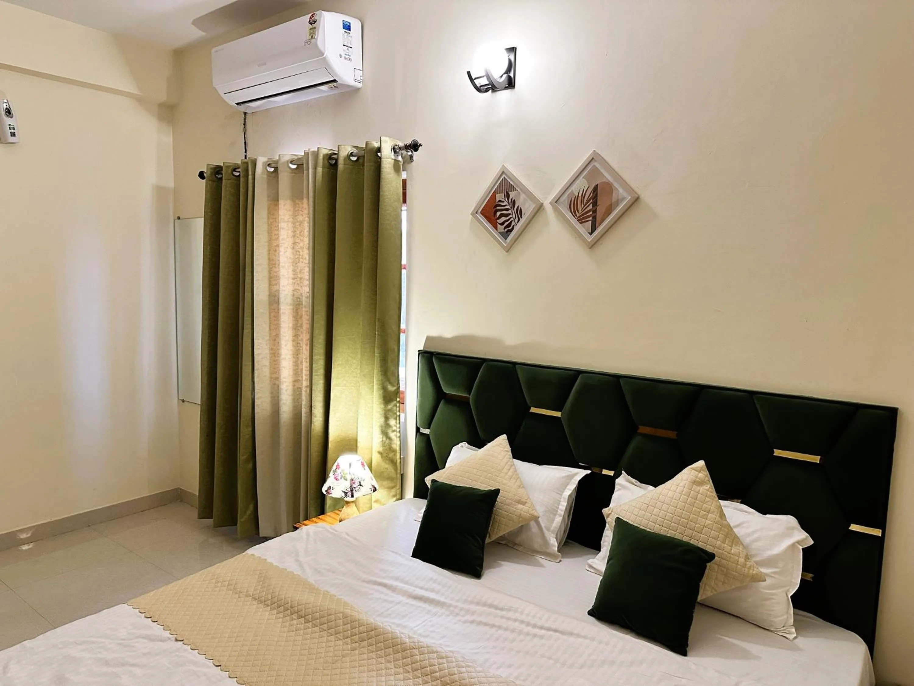 Bed in ZoomStay - 3BHK Apartments