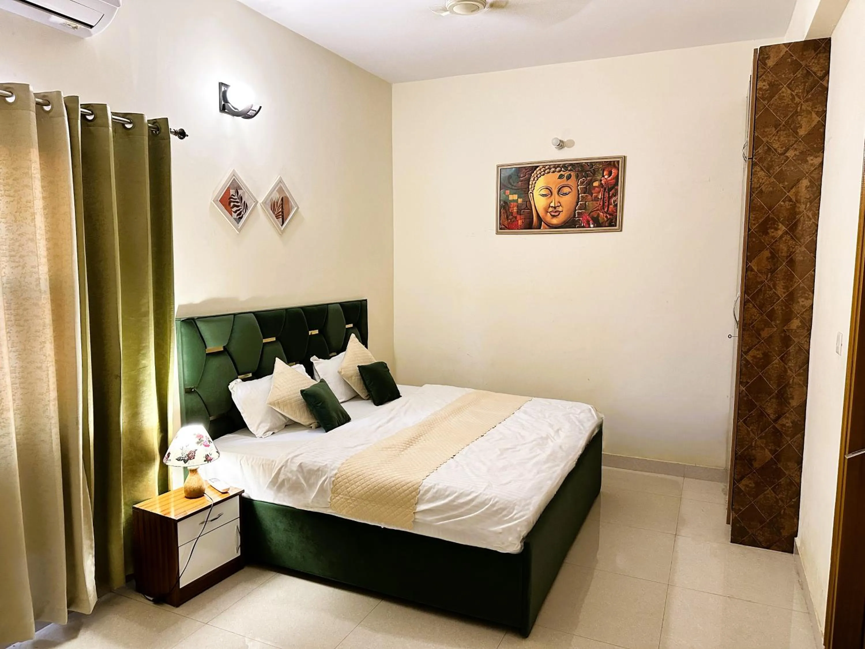Bed in ZoomStay - 3BHK Apartments