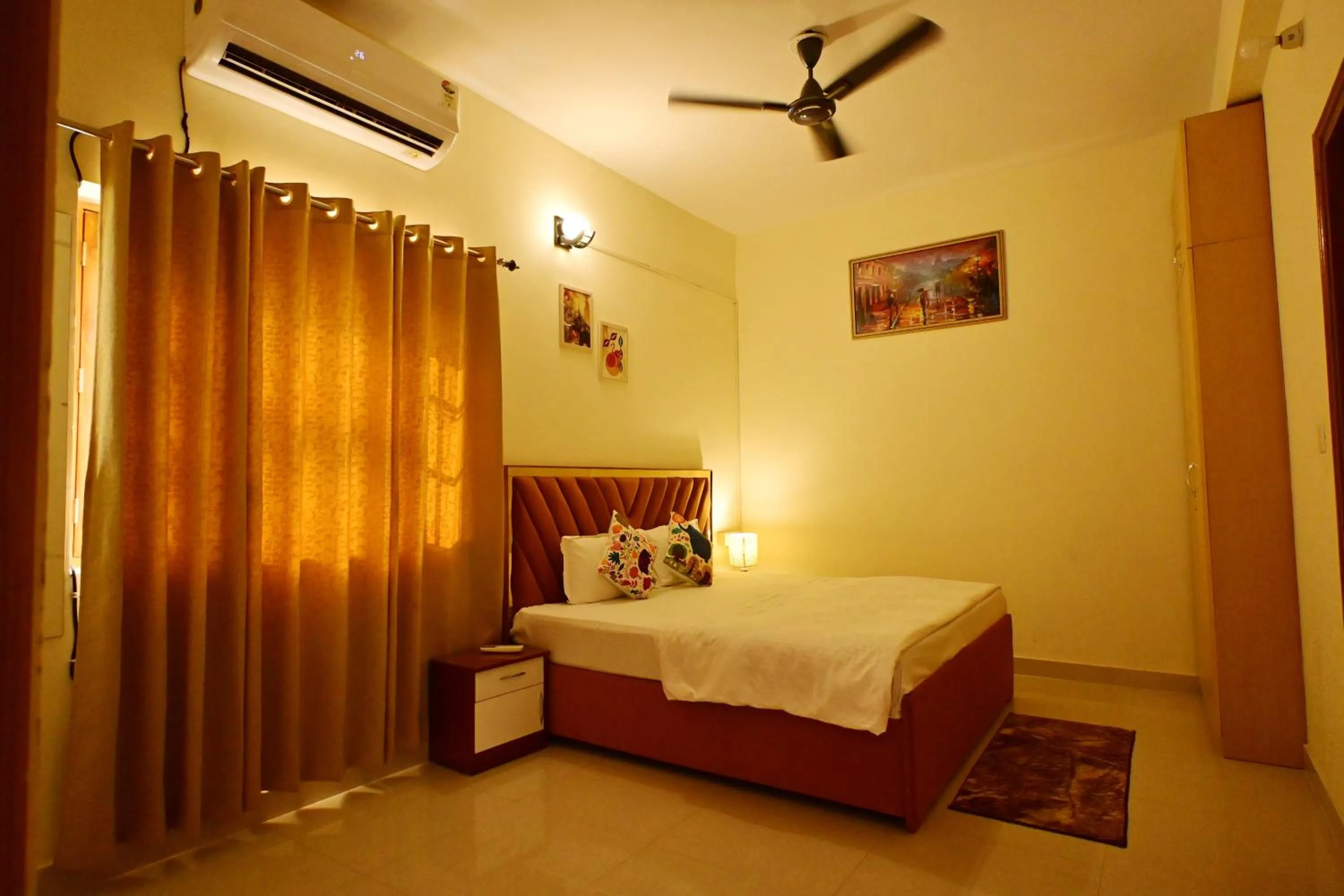 Bed in ZoomStay - 3BHK Apartments