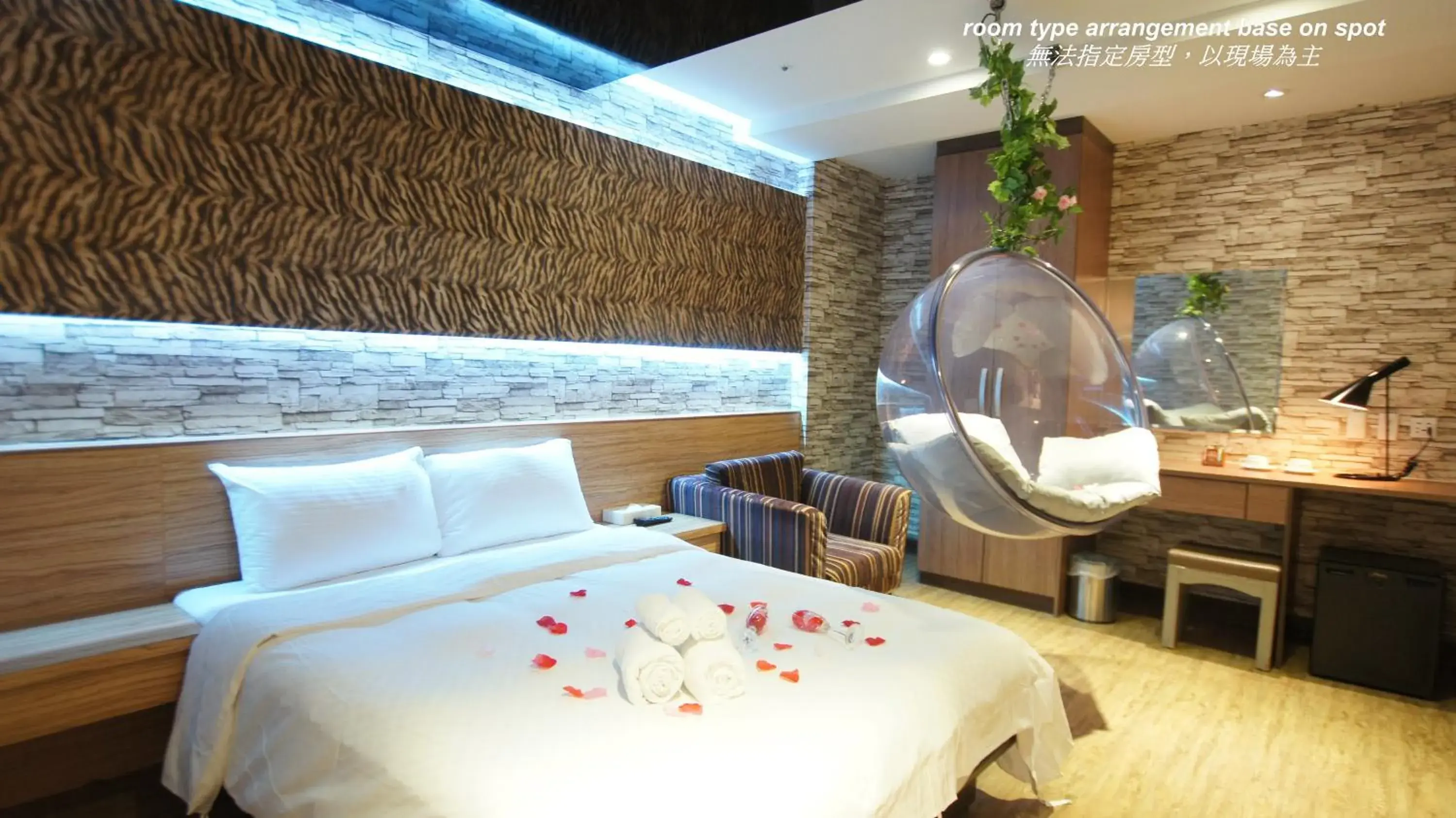 Superior Double Room - No Window in Colors Infinity Inn Superior Double Room - No Window in Colors Infinity Inn