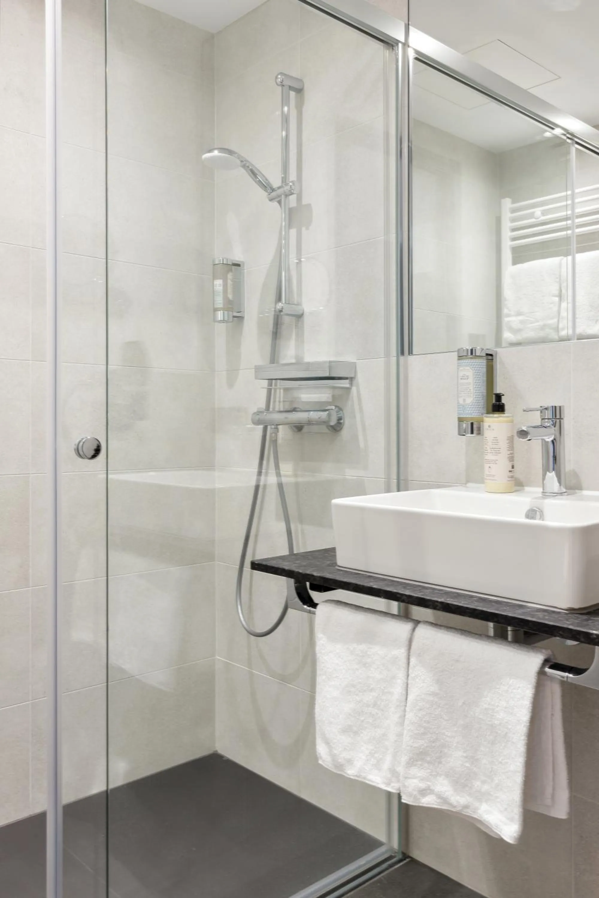 Shower in Nena Apartments München City