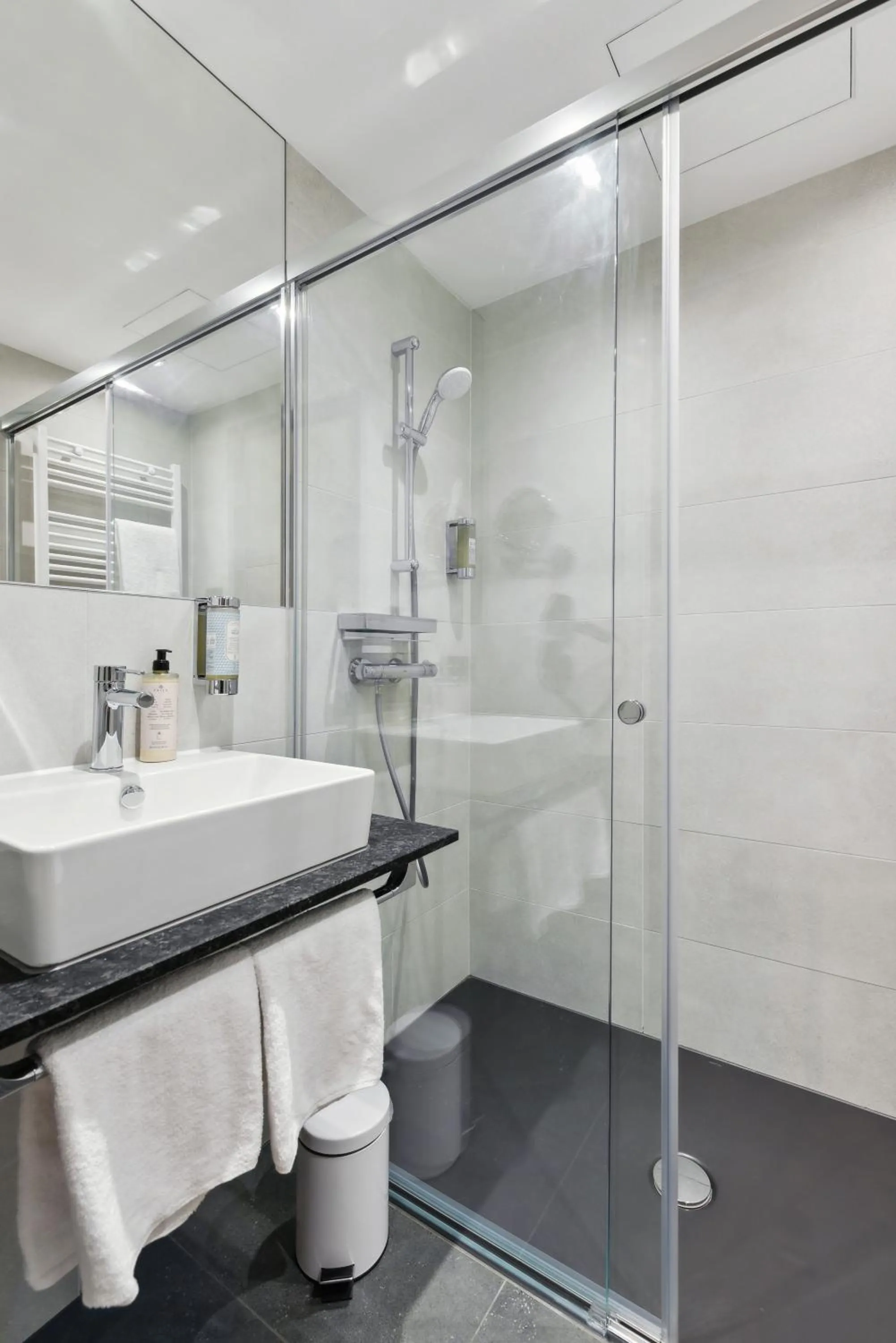 Bathroom in Nena Apartments München City