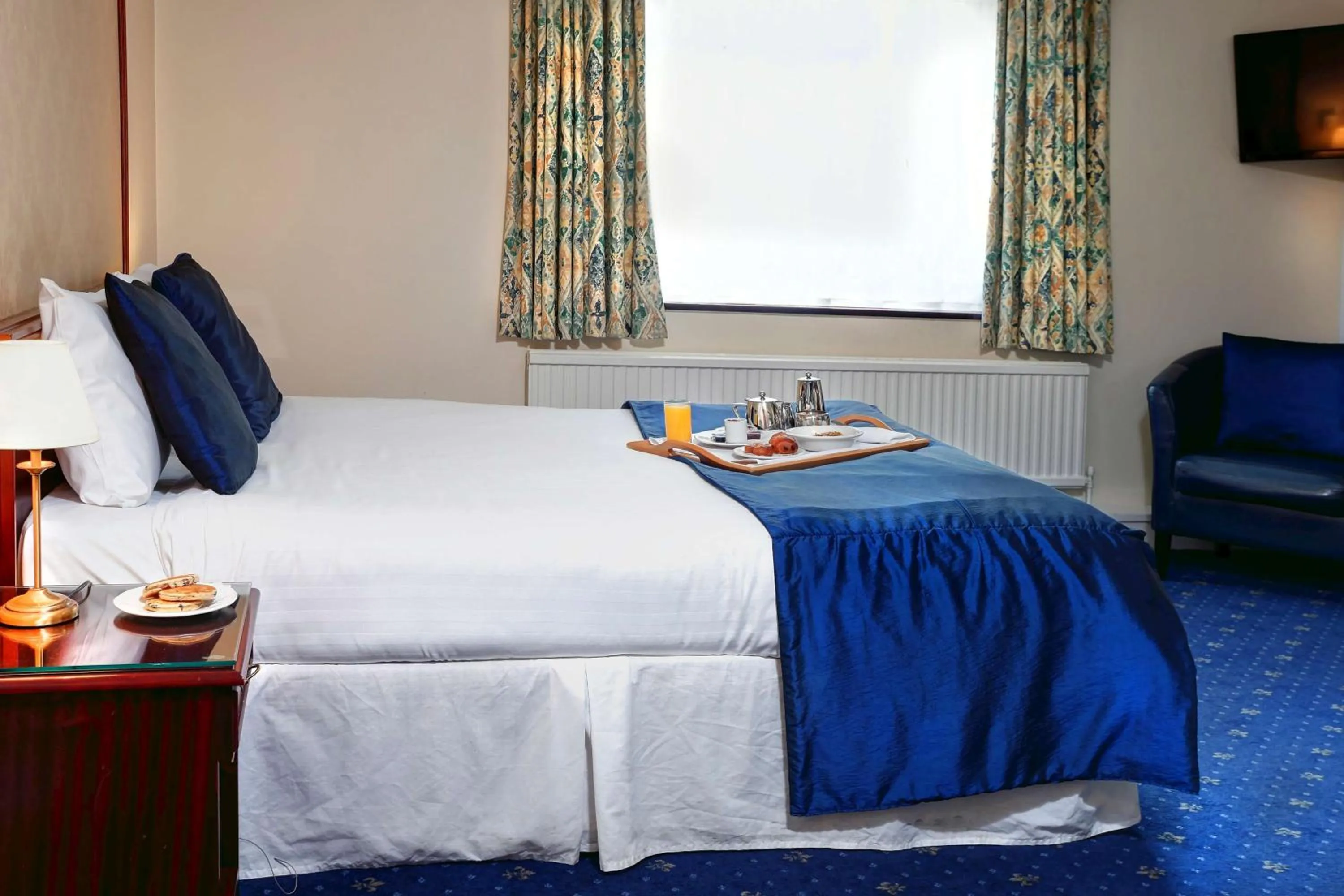 Photo of the whole room, Bed in Best Western Premier Heronston Hotel & Spa