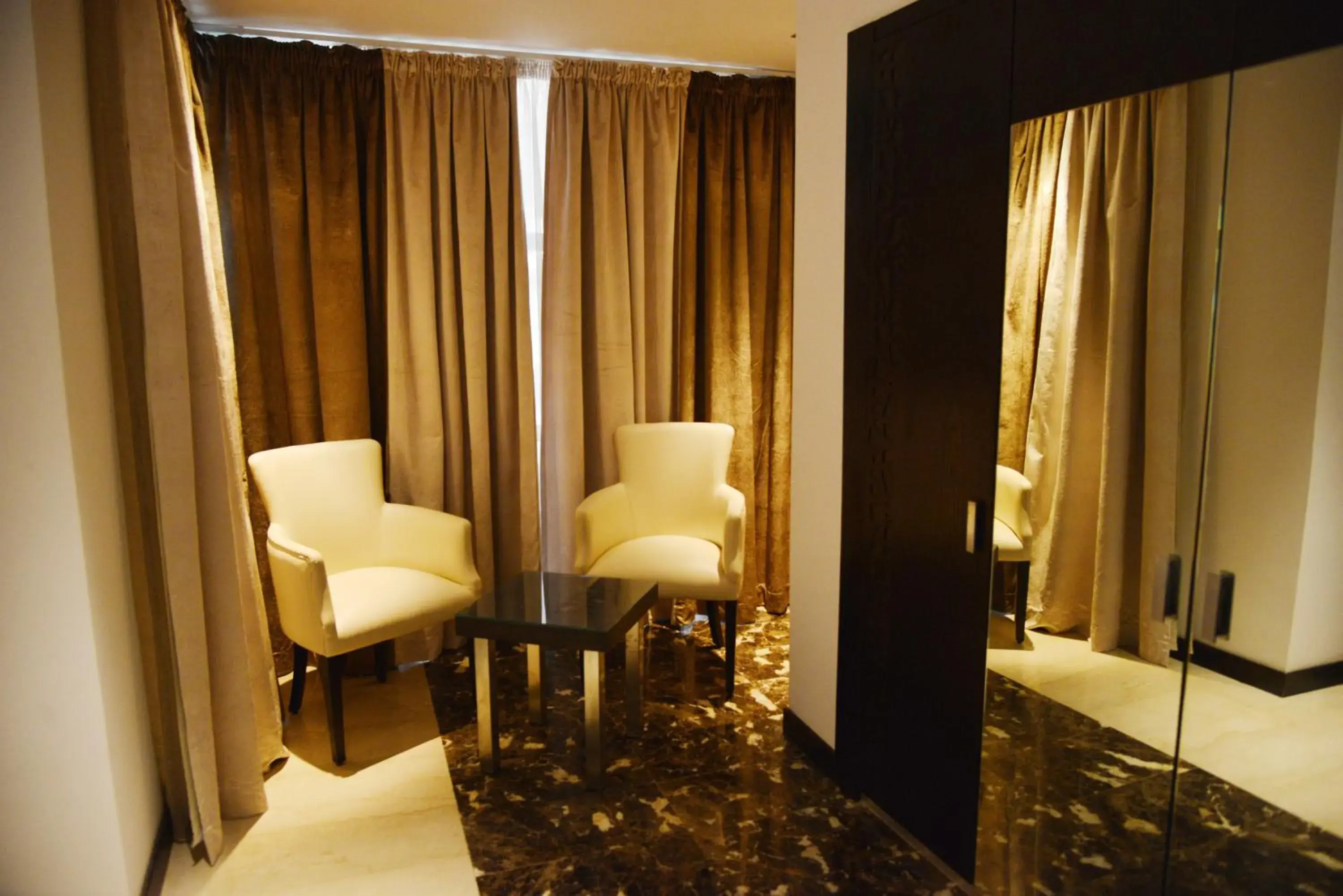 Deluxe Double Room in Samarons Hotels Deluxe Double Room in Samarons Hotels