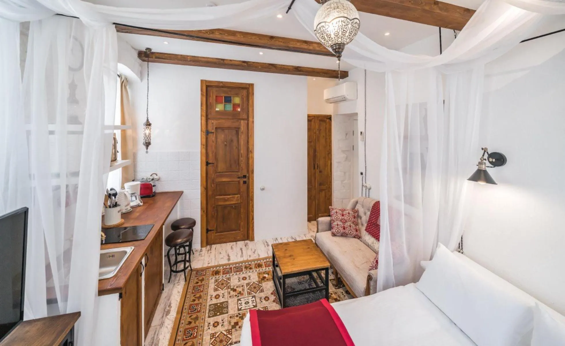 Living room, Bed in R Studios Old Baku