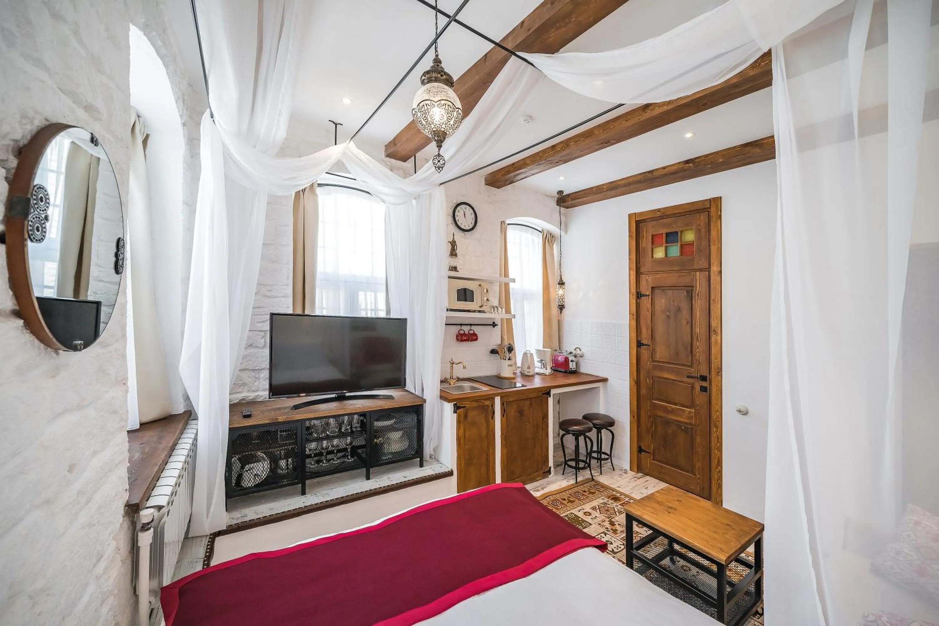 Communal lounge/ TV room, Bed in R Studios Old Baku