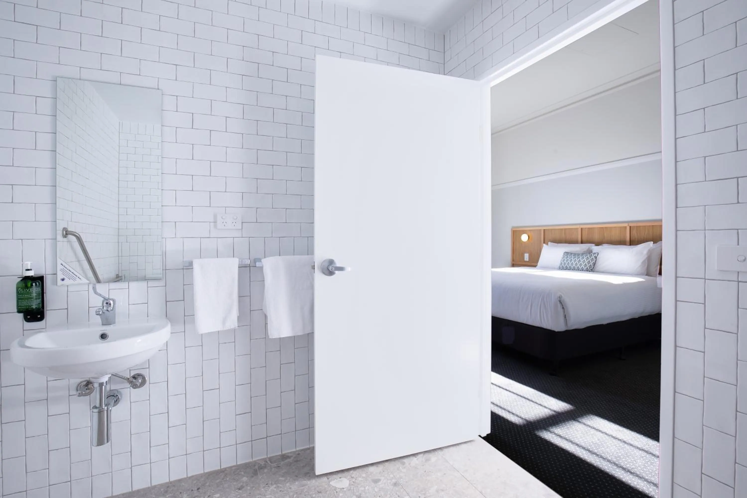 Shower, Bed in Mortdale Hotel