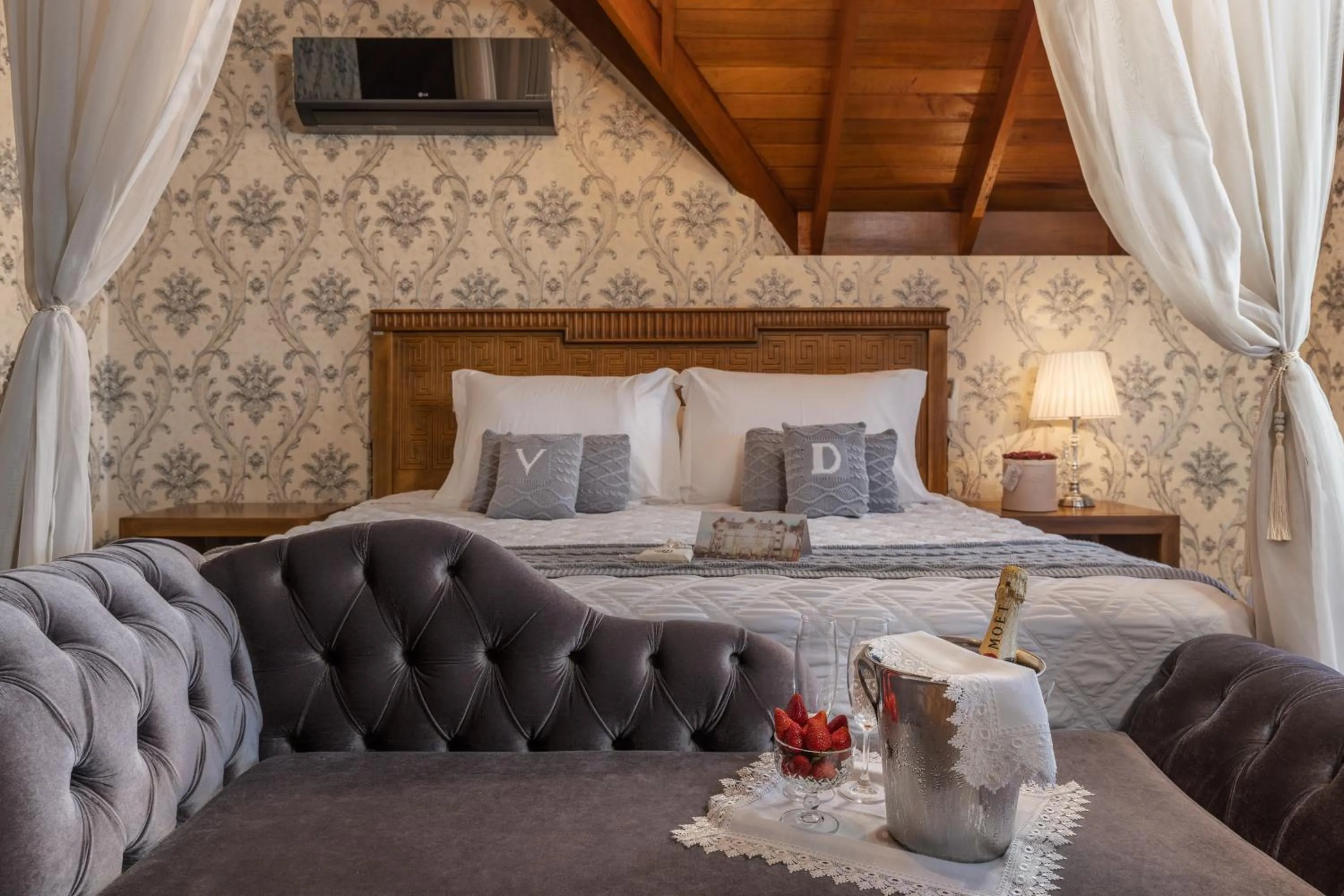 Decorative detail, Bed in Hotel Valle Dincanto