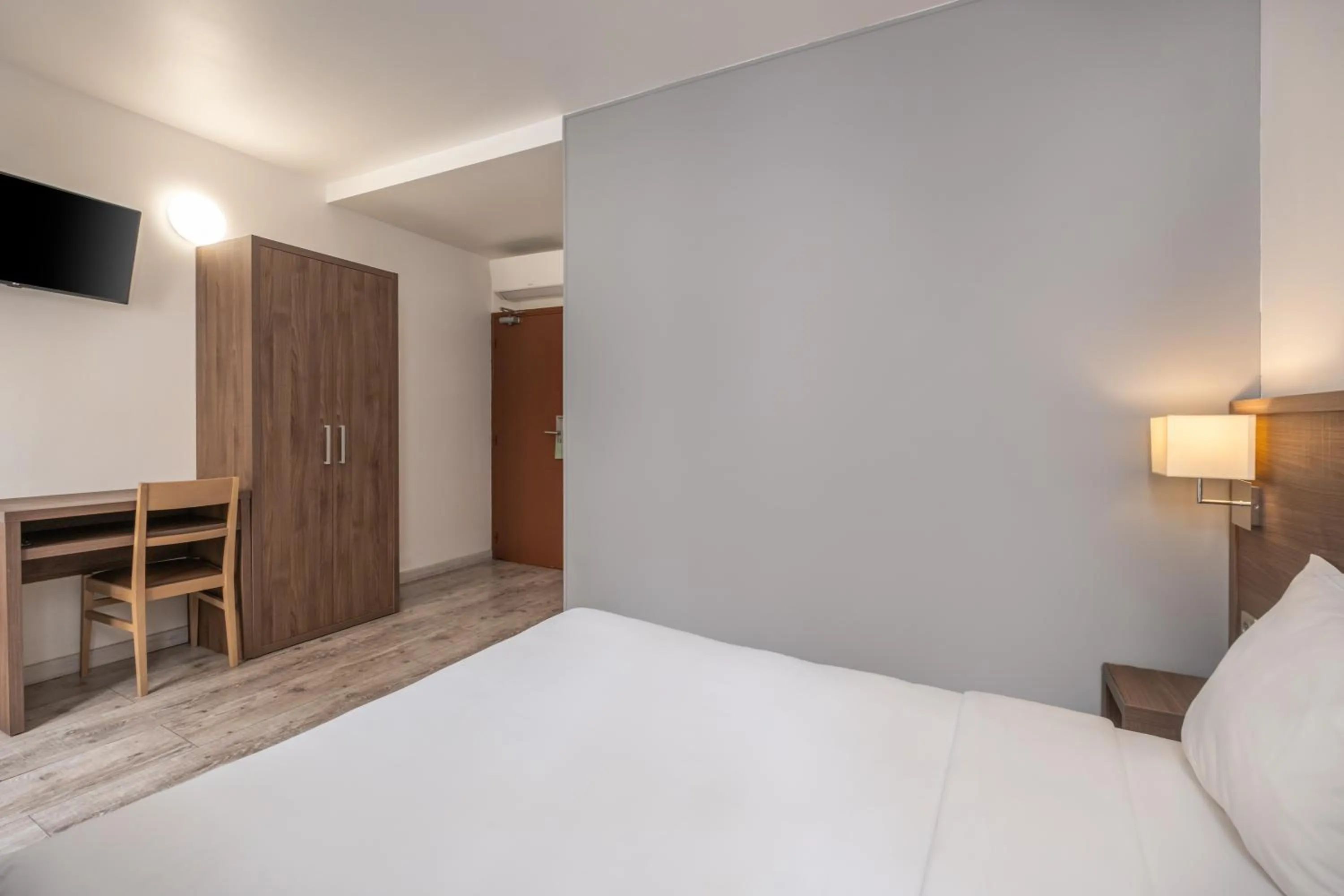 Bed in Hotel la Perle Montparnasse