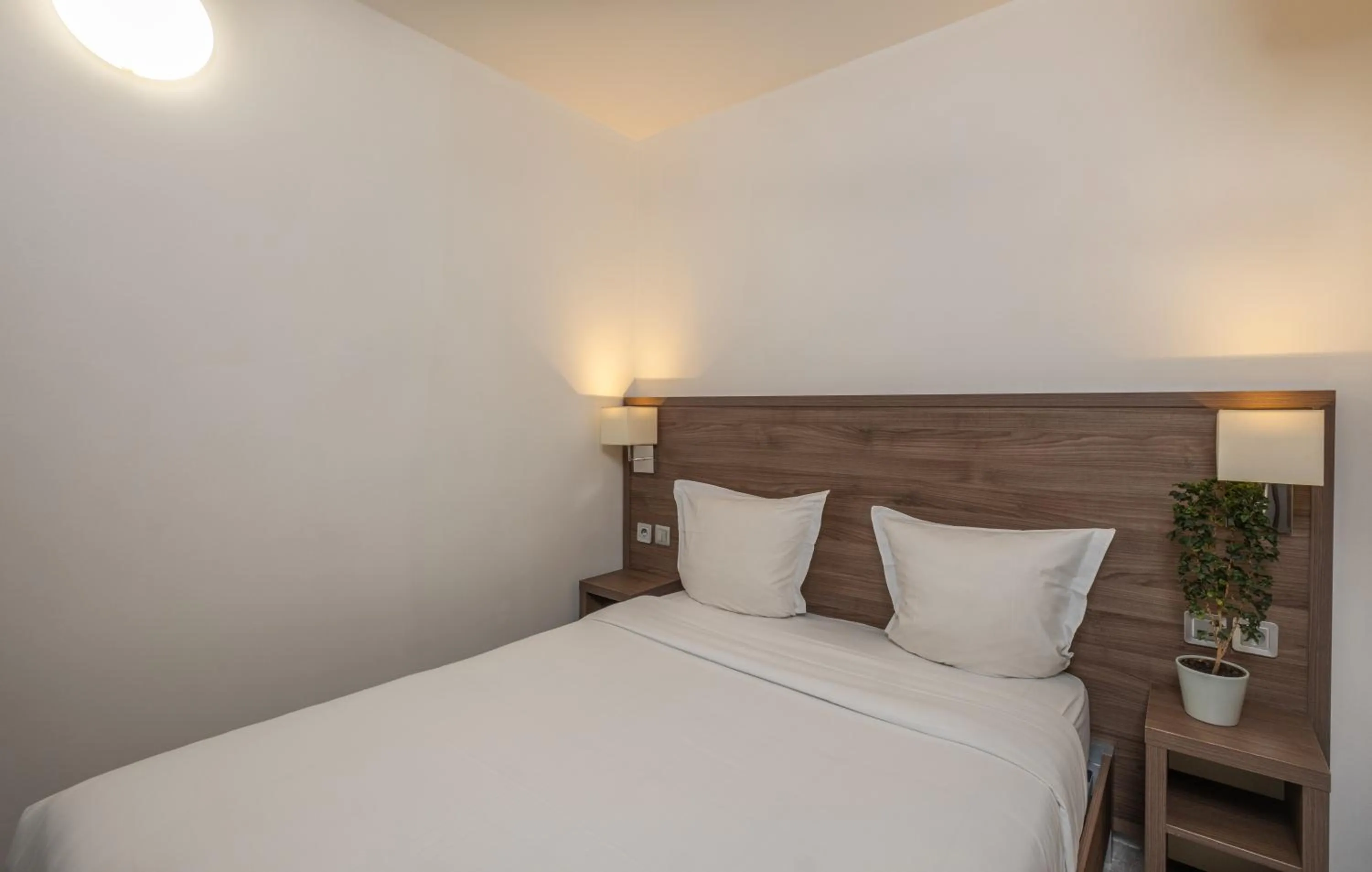 Bed in Hotel la Perle Montparnasse