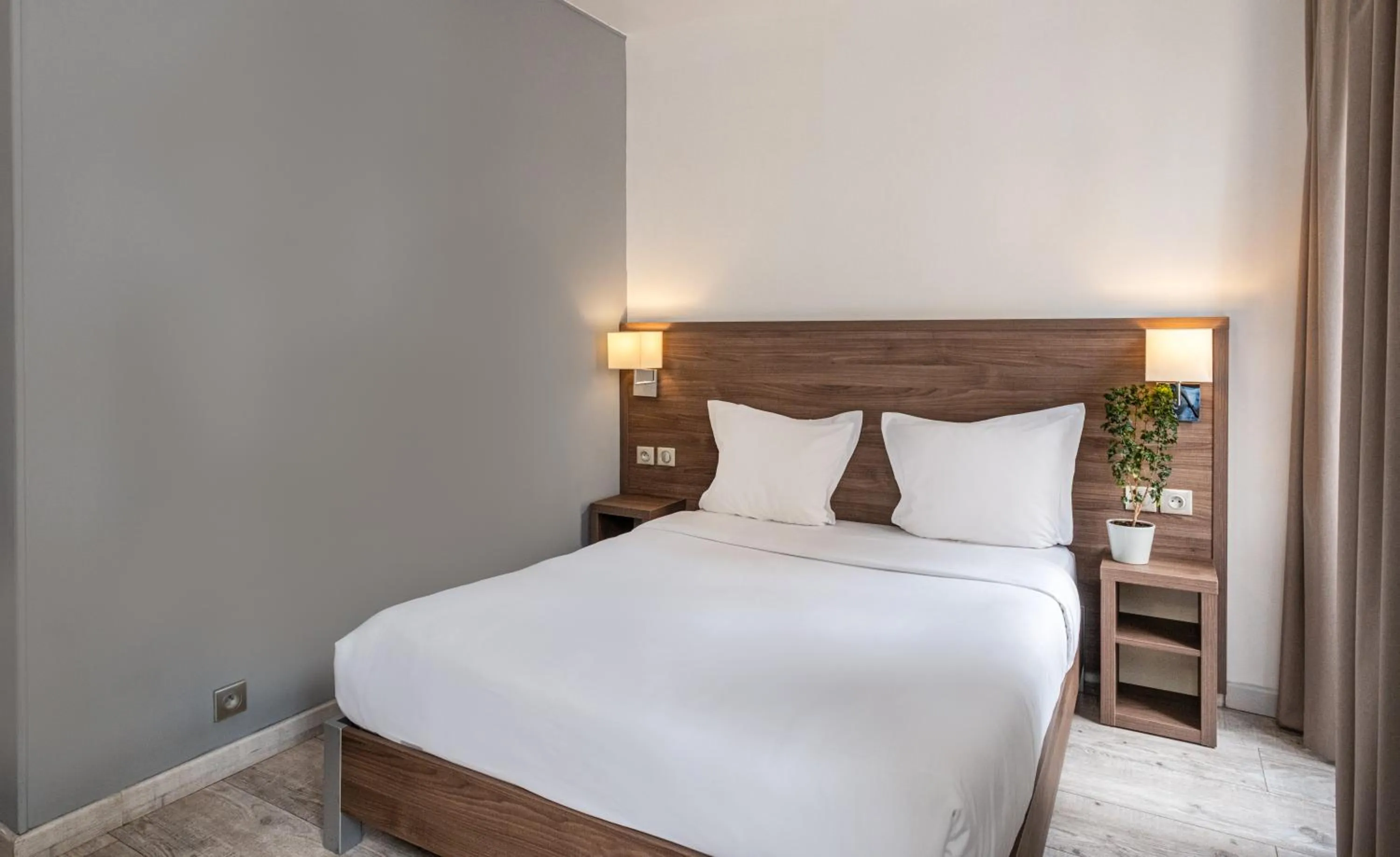 Bed in Hotel la Perle Montparnasse