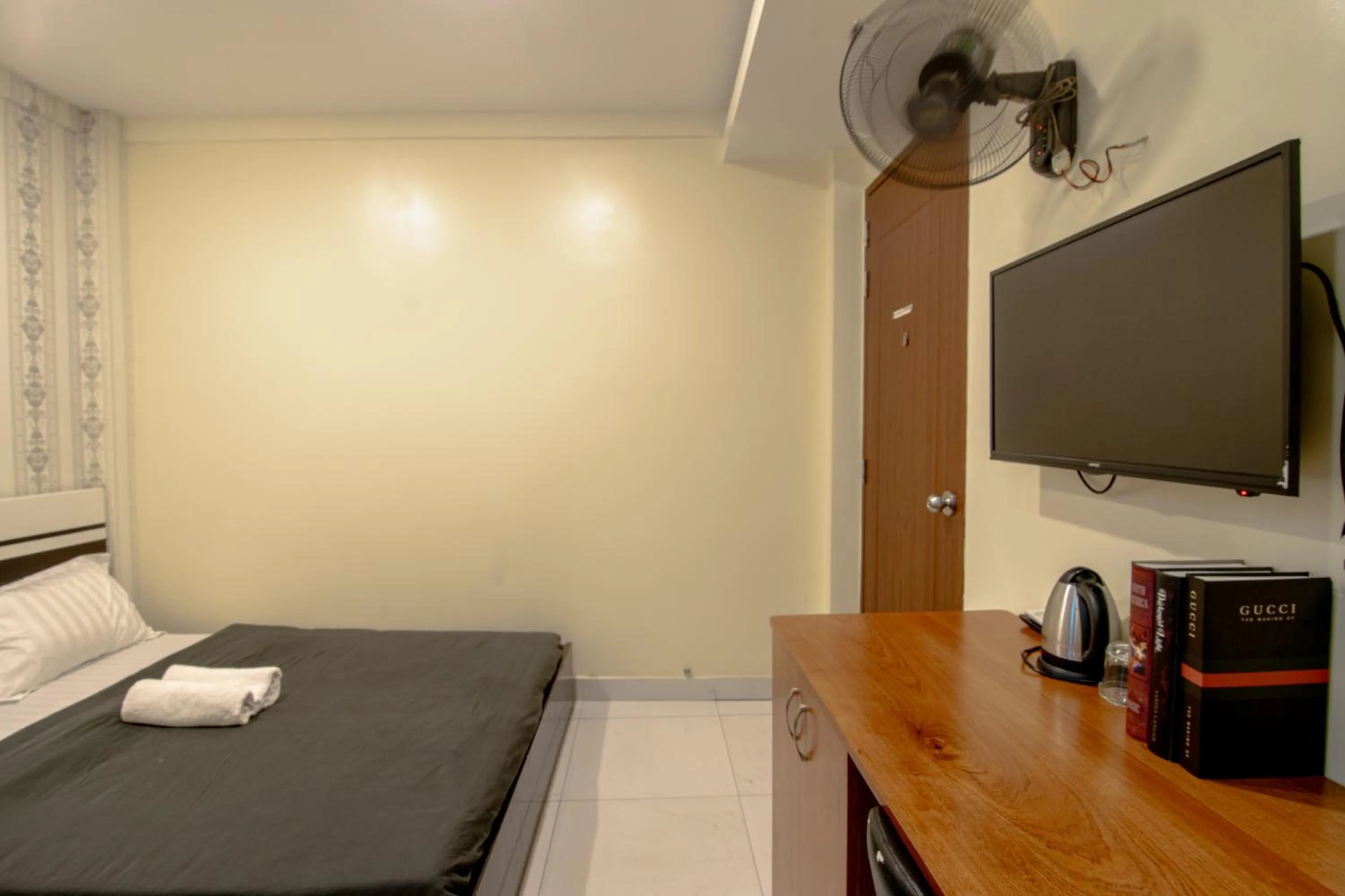 Communal lounge/ TV room, TV/Entertainment Center in Local Home Pham Ngu Lao