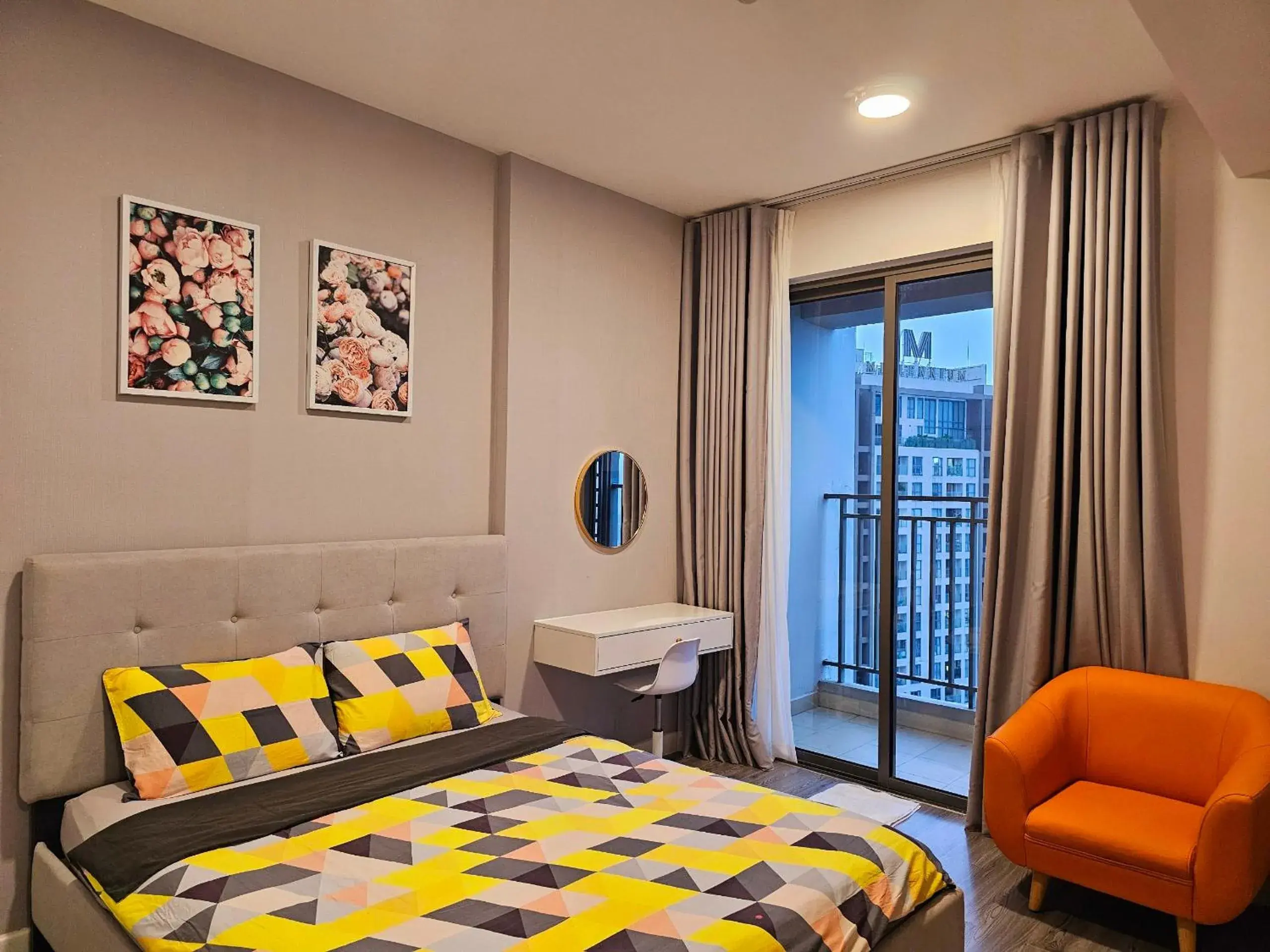 Two-Bedroom Apartment with Harbor View in Local Home Pham Ngu Lao Two-Bedroom Apartment with Harbor View in Local Home Pham Ngu Lao