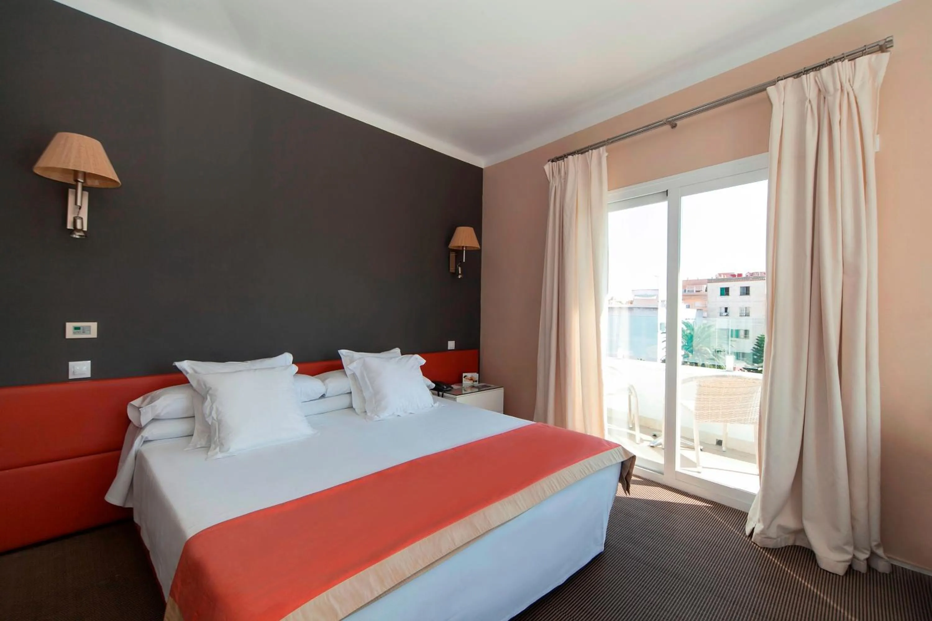 Photo of the whole room, Bed in Portofino Mallorca