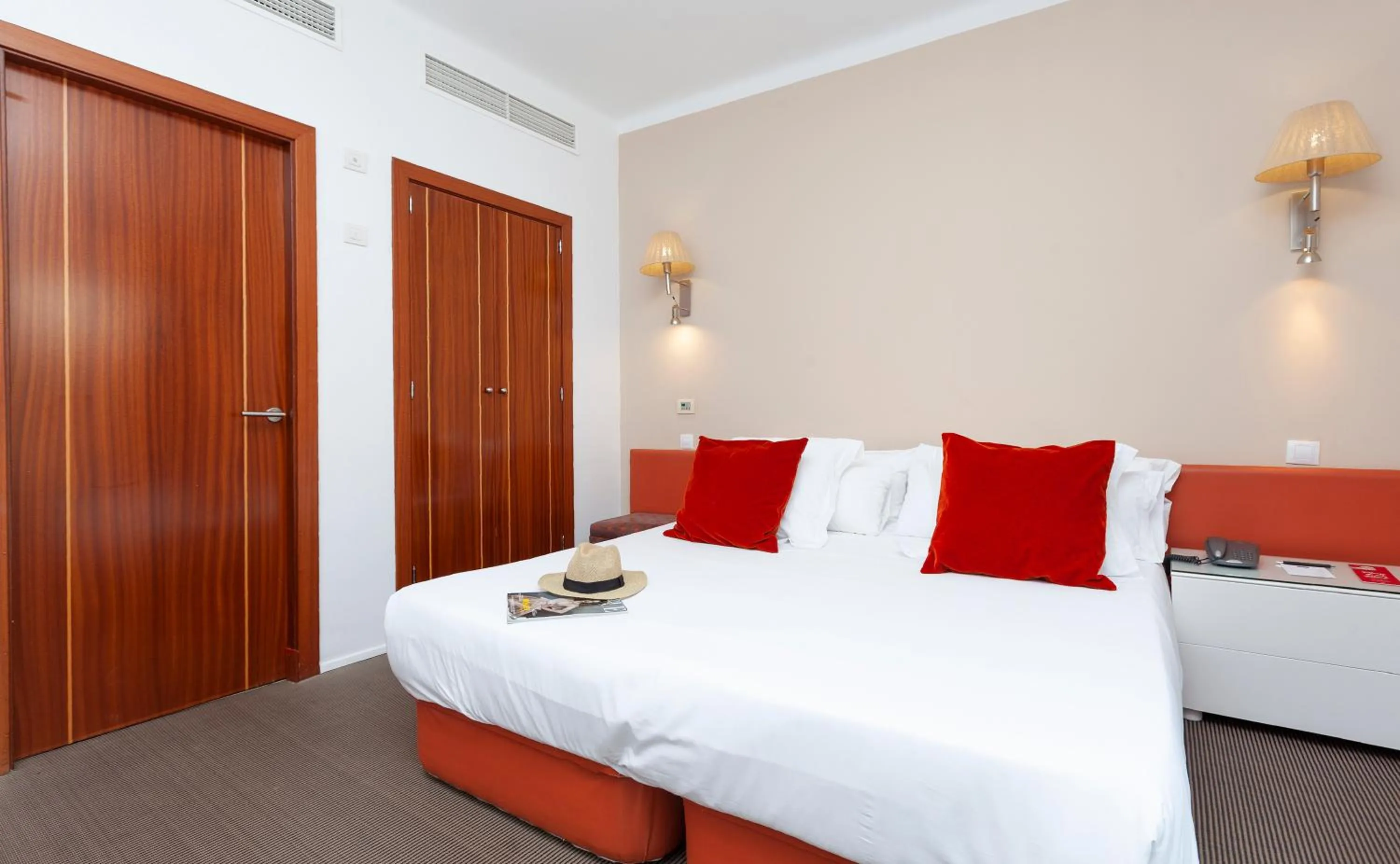 Photo of the whole room, Bed in Portofino Mallorca