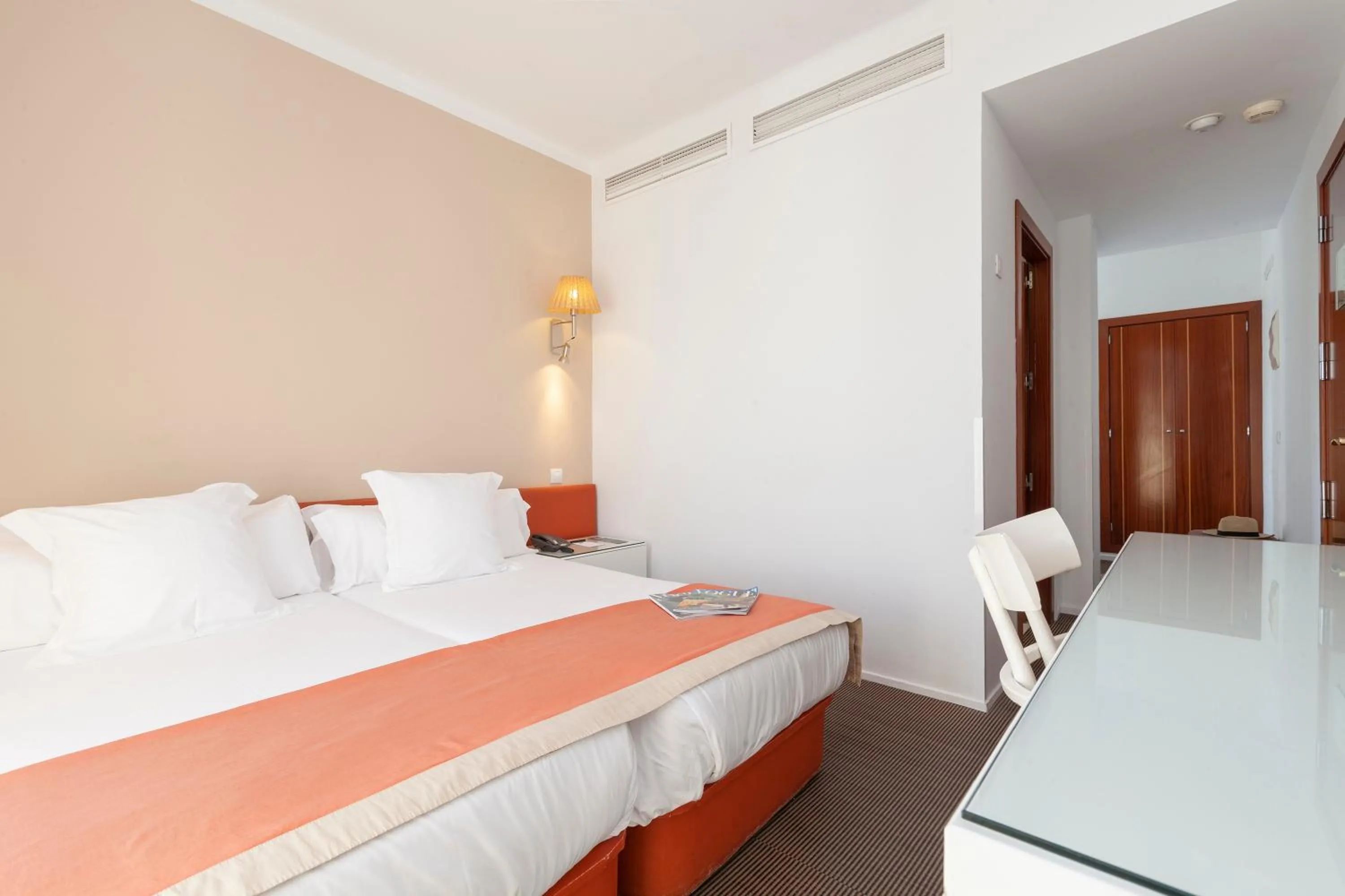 Photo of the whole room, Bed in Portofino Mallorca