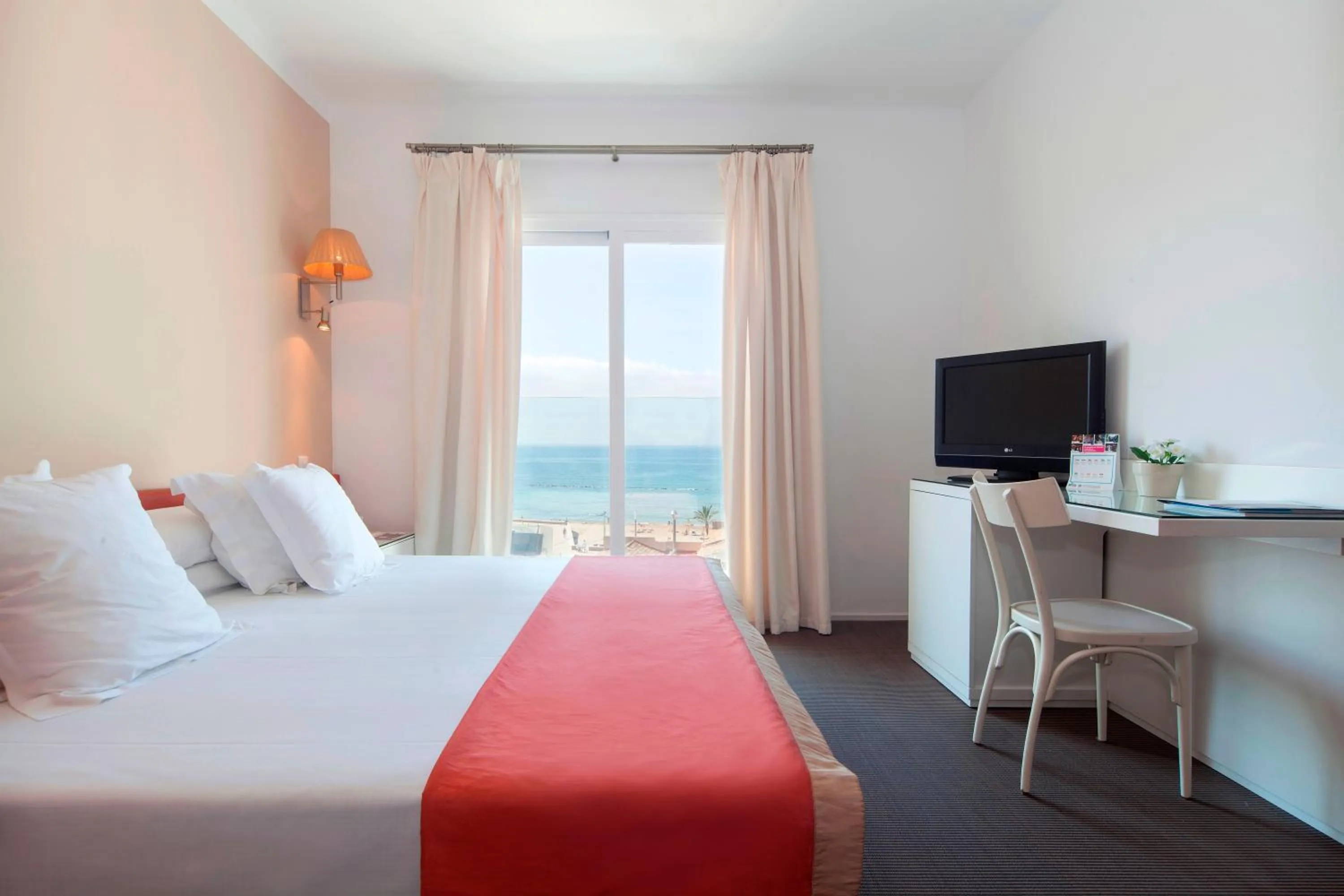 Photo of the whole room, Bed in Portofino Mallorca