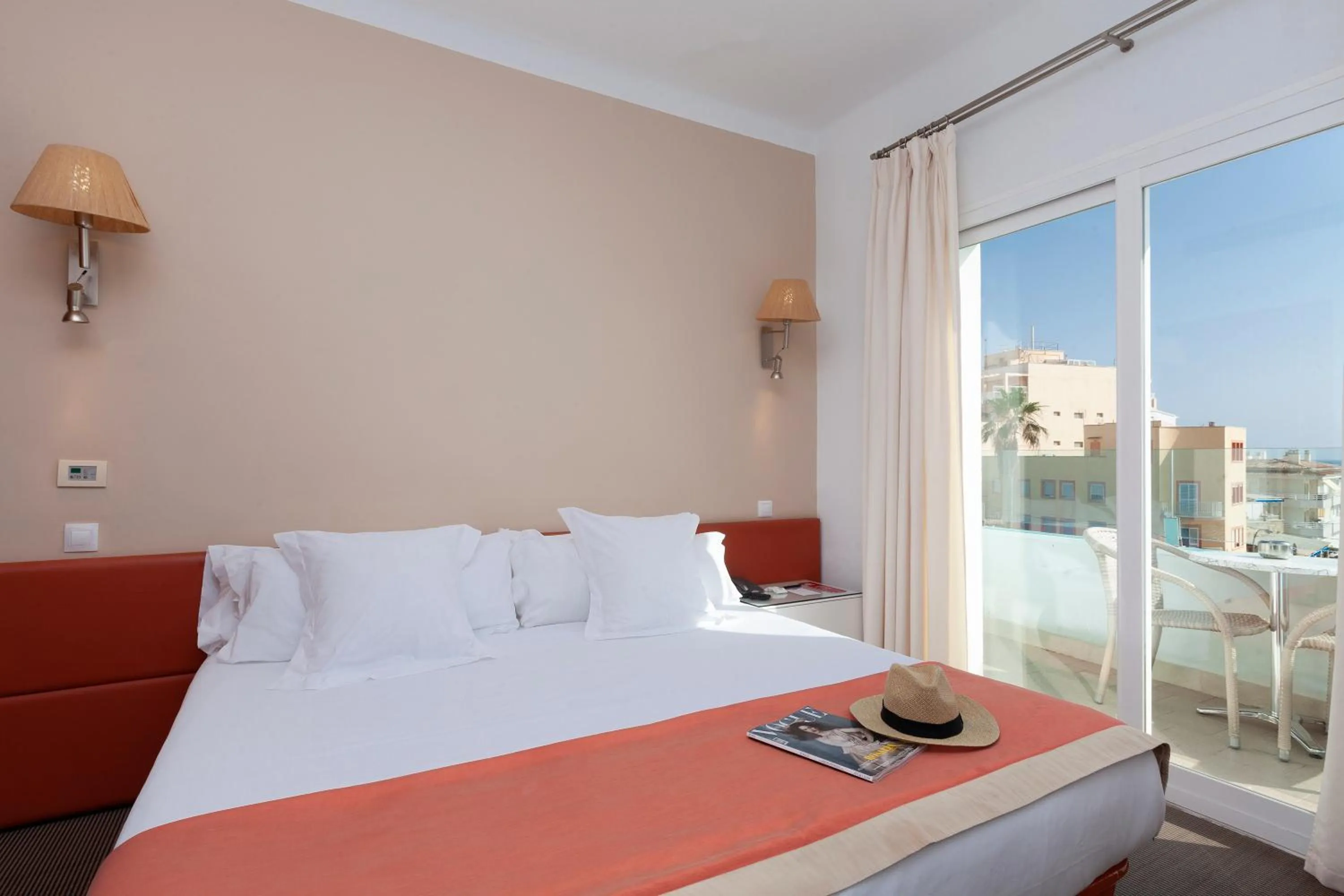 Photo of the whole room, Bed in Portofino Mallorca