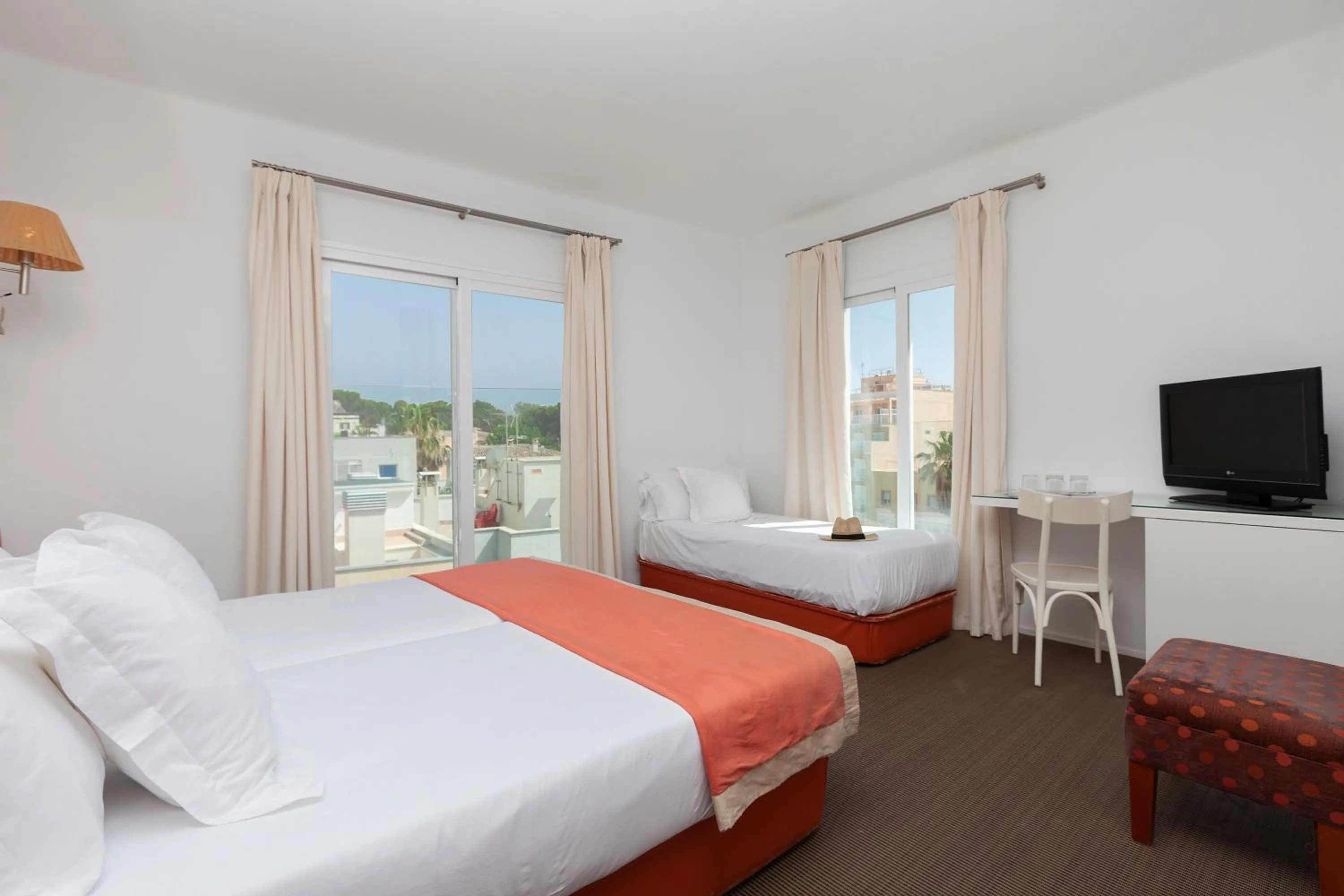 Photo of the whole room, Bed in Portofino Mallorca