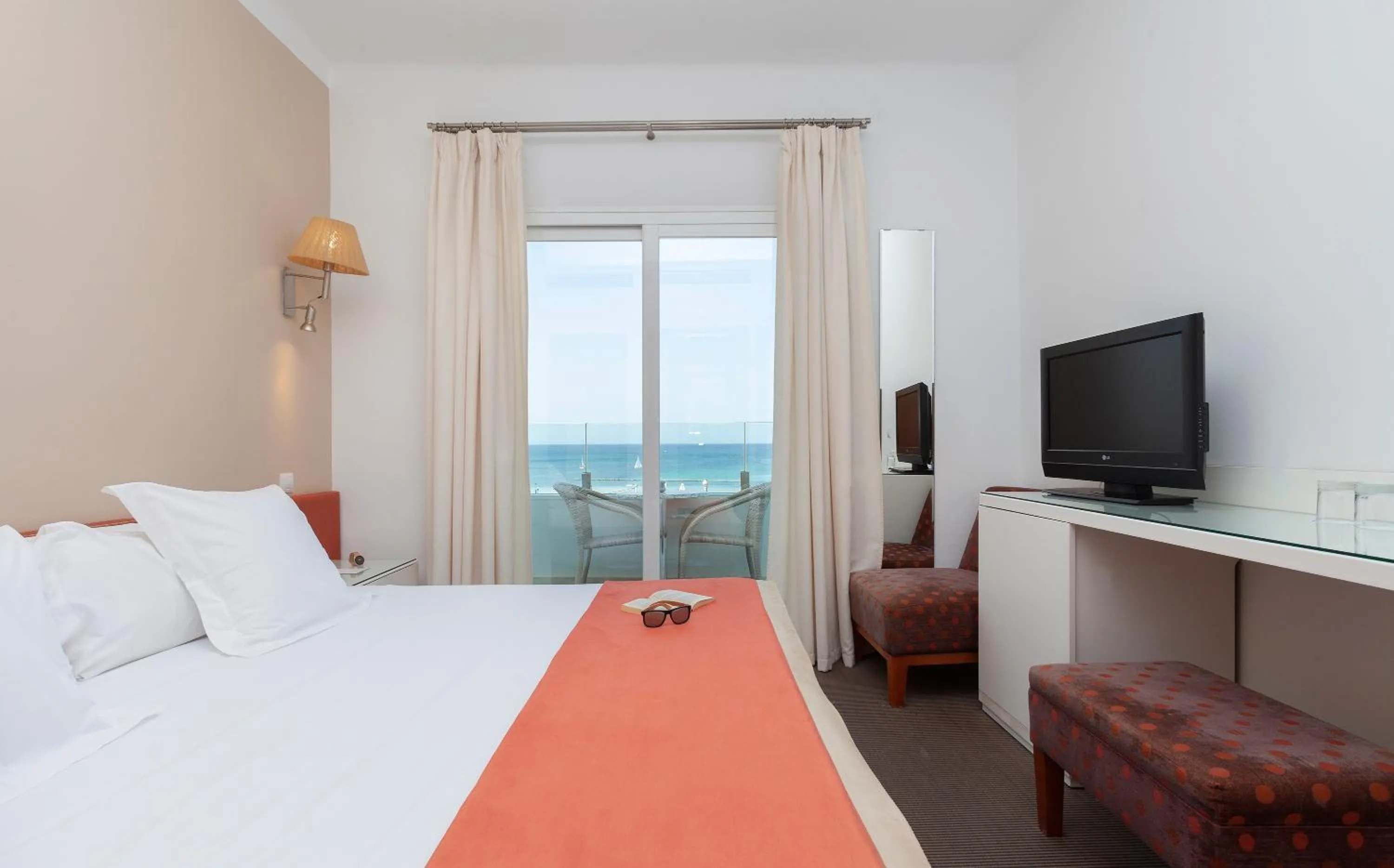 Photo of the whole room, Bed in Portofino Mallorca