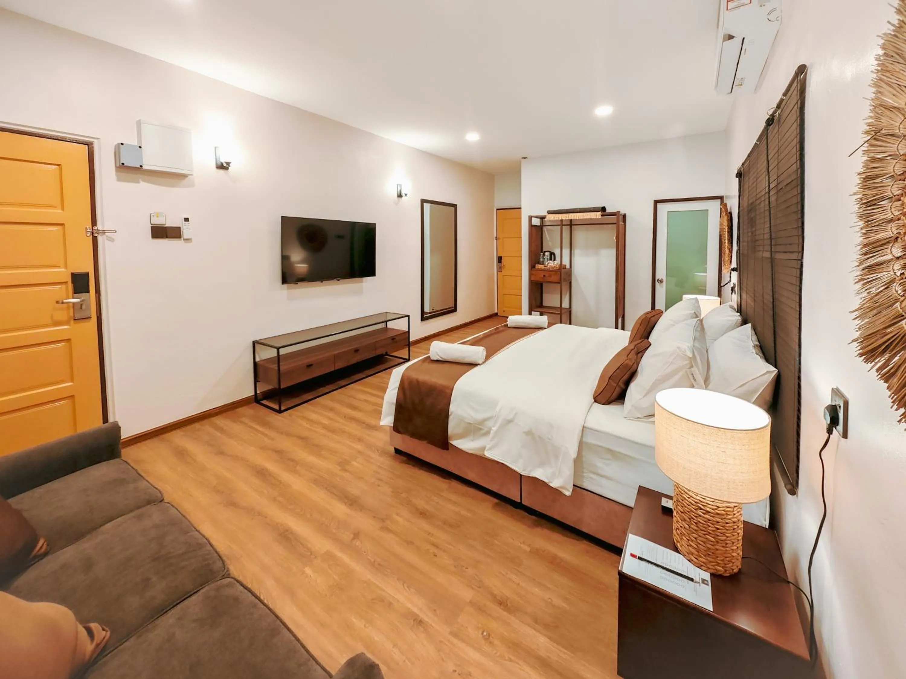 TV and multimedia, Bed in Mulyo Hotel