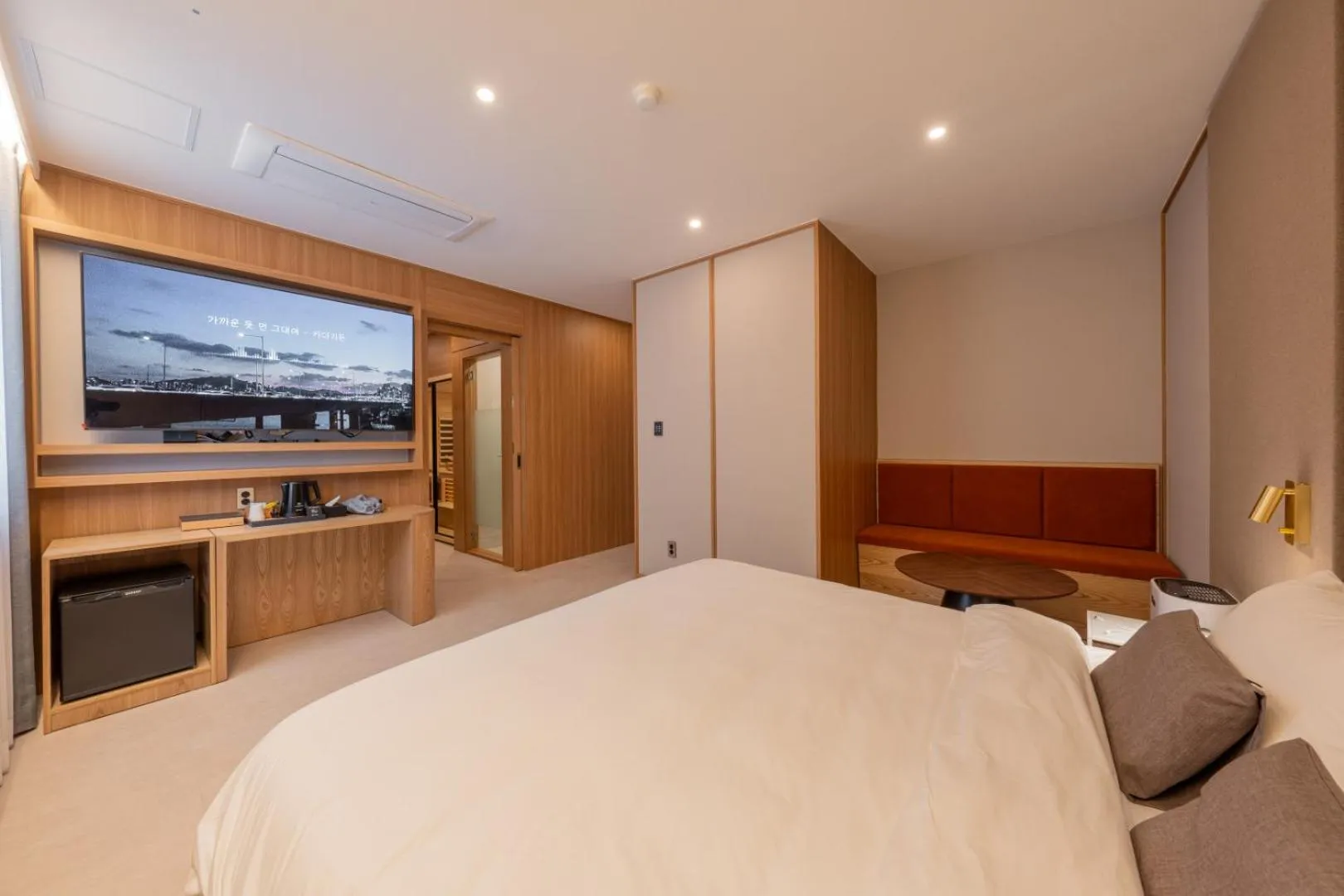 TV and multimedia, Bed in H-avenue Hotel Munhyeon
