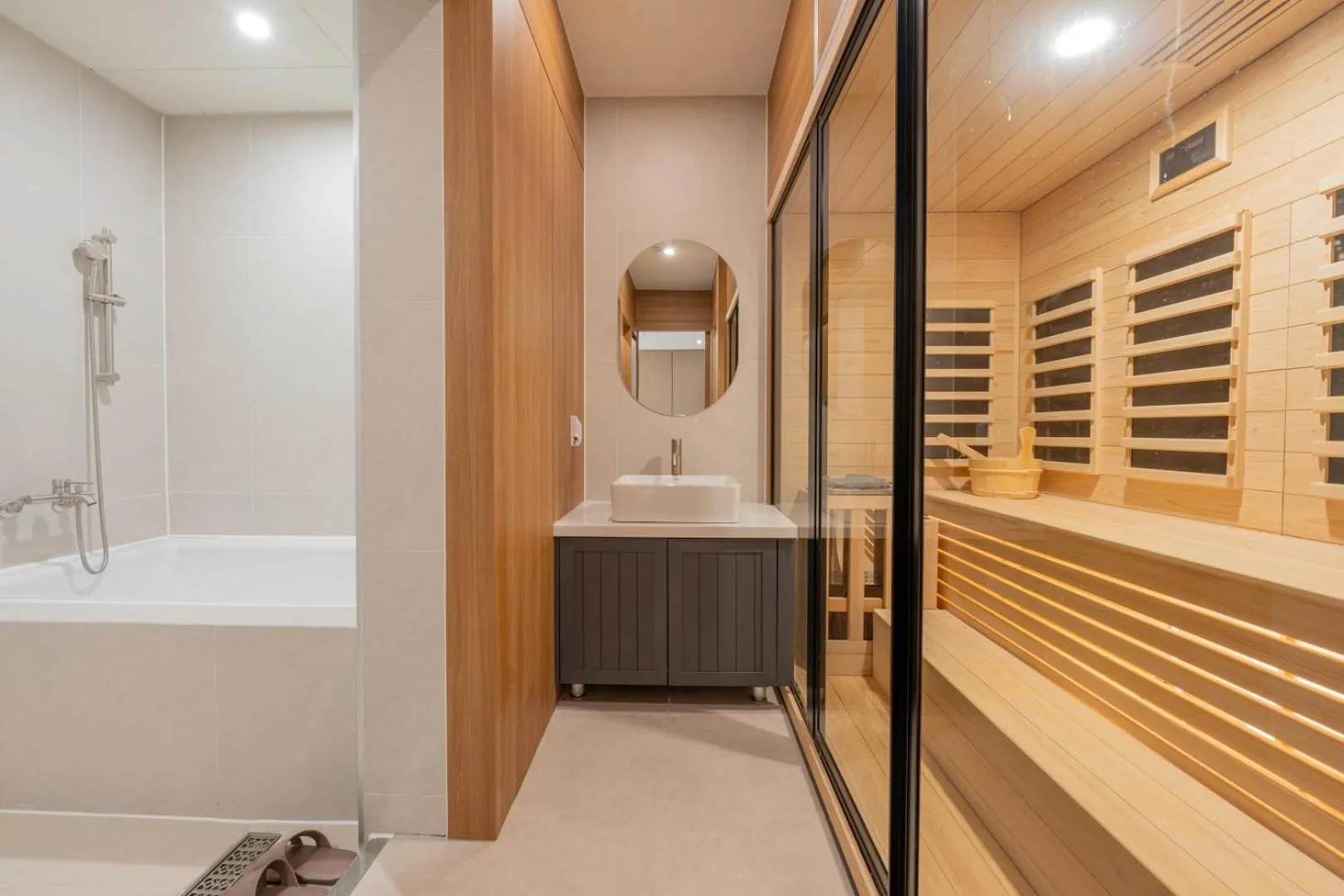 Bathroom in H-avenue Hotel Munhyeon