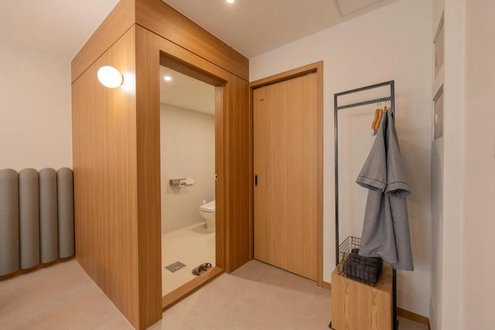 wardrobe in H-avenue Hotel Munhyeon