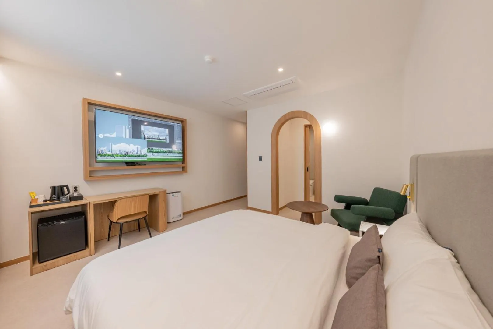 TV and multimedia, Bed in H-avenue Hotel Munhyeon