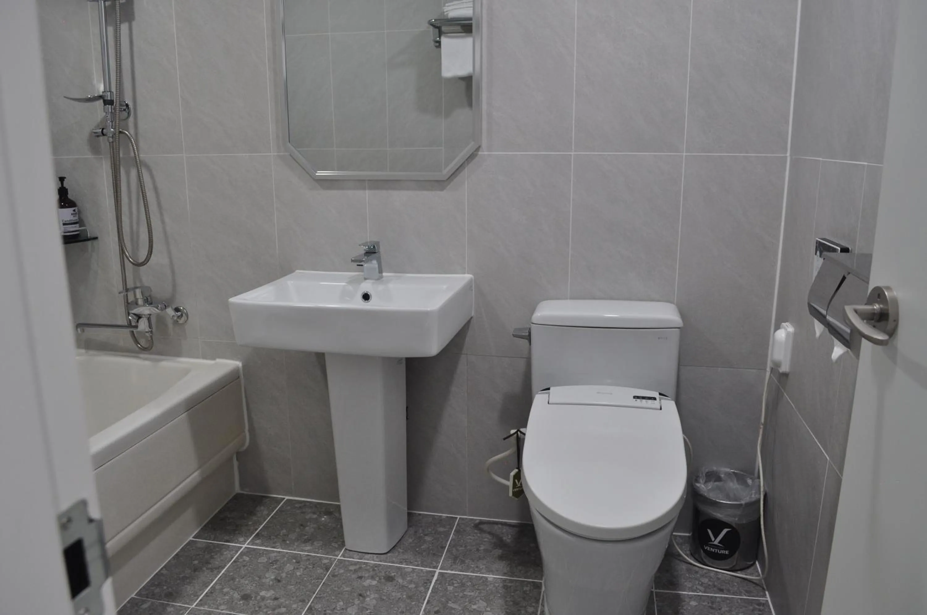 Shower in HOUND Hotel Sangmu